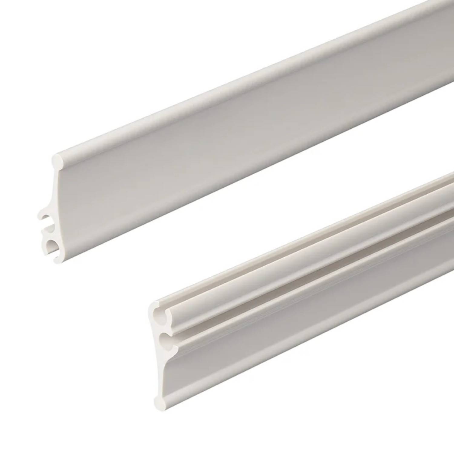 Zwei weiße Sockelleisten mit geschnitzten Kanten, die für die Installation in einem Raum vorgesehen sind.