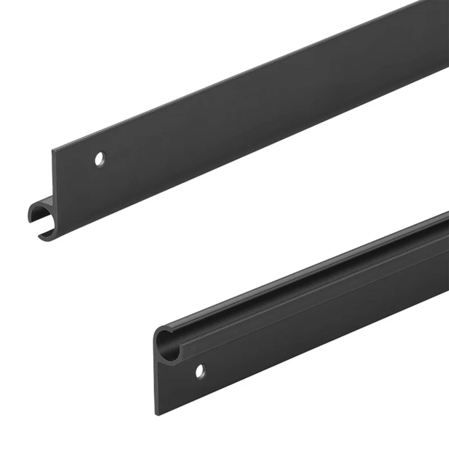 Zwei metallische L-förmige Halterungen mit Löchern für Schrauben, eine aufrecht und eine umgekehrt, die zur Montage oder Unterstützung von Strukturen verwendet werden.