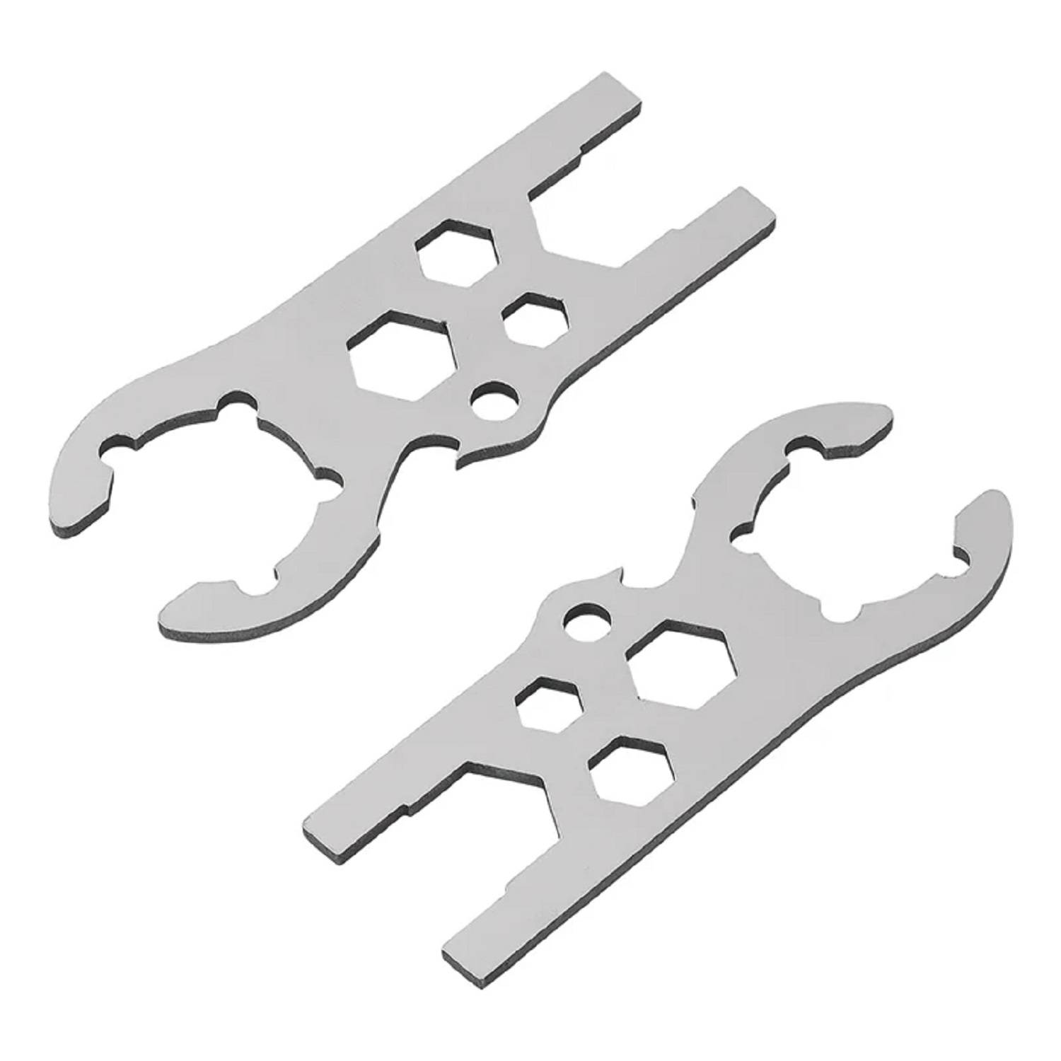 Zwei silberne Multitools mit Schraubenschlüssel und sechseckigen Aussparungen, die für verschiedene Muttern- und Schraubengrößen konzipiert sind, sind diagonal positioniert.