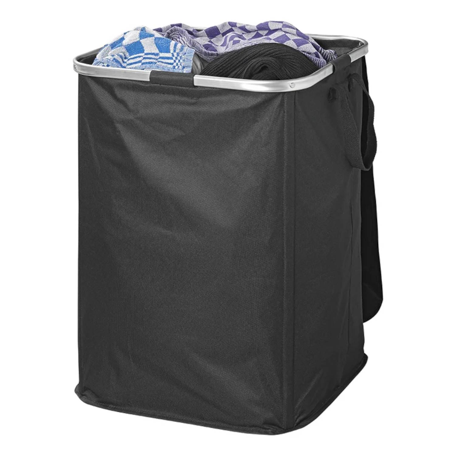 Ein schwarzer Wäschekorb, gefüllt mit farbenfrohen, oben zusammengelegten Kleidungsstücken mit blauen und weißen Mustern.