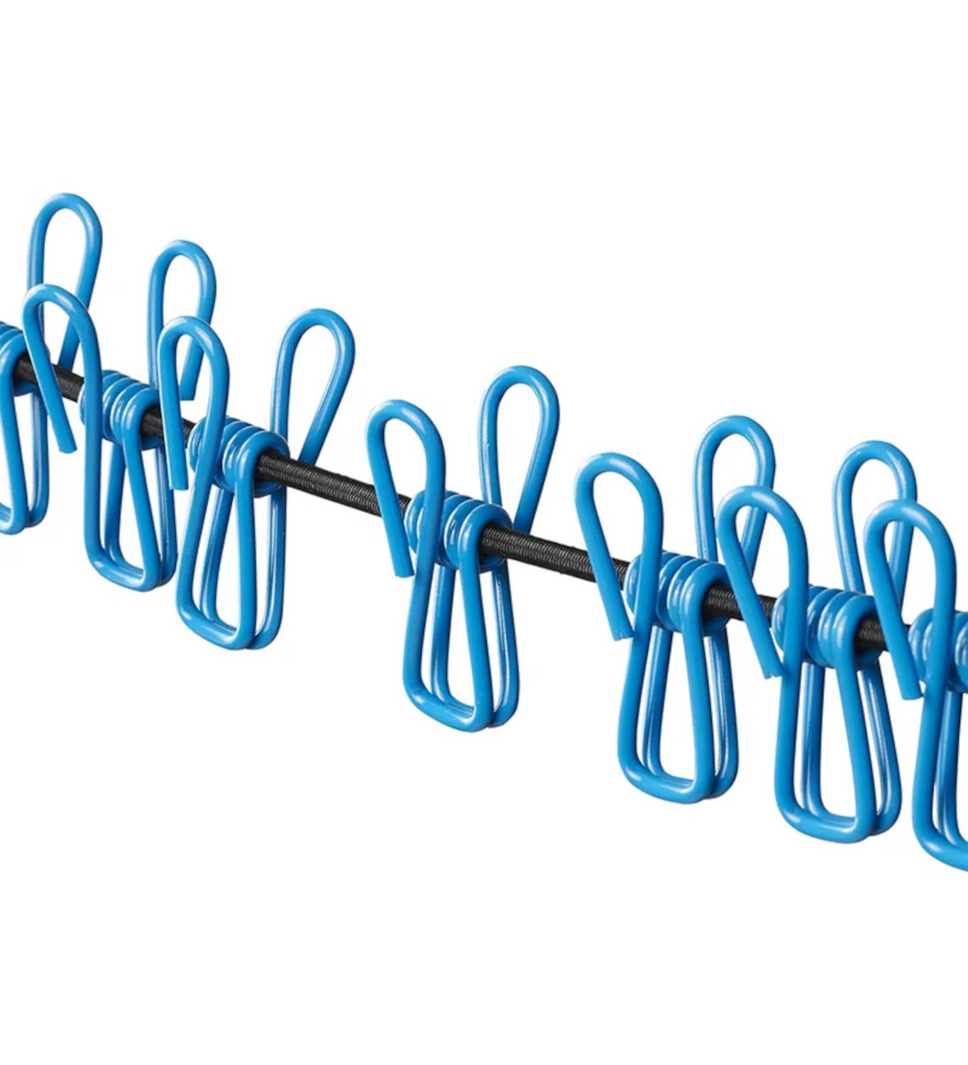 Eine Reihe von blauen Plastikklammern, die an einer schwarzen Schnur befestigt sind, gleichmäßig verteilt und nach außen gerichtet, zum Befestigen oder Präsentieren von Gegenständen.
