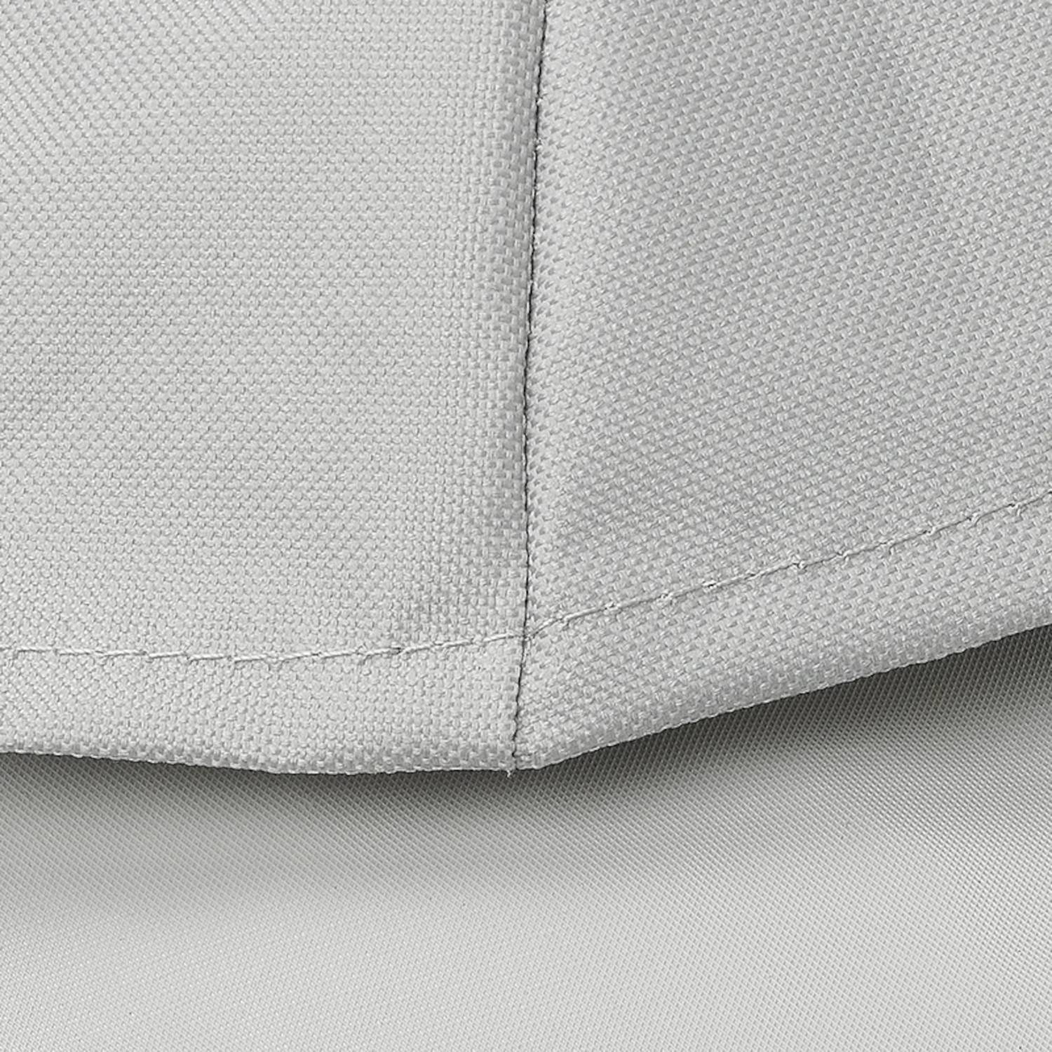 Nahaufnahme eines grauen Gewebes mit einem strukturierten, gewebten Muster und sichtbaren Nähten am Rand, die Details des Materials veranschaulichen.