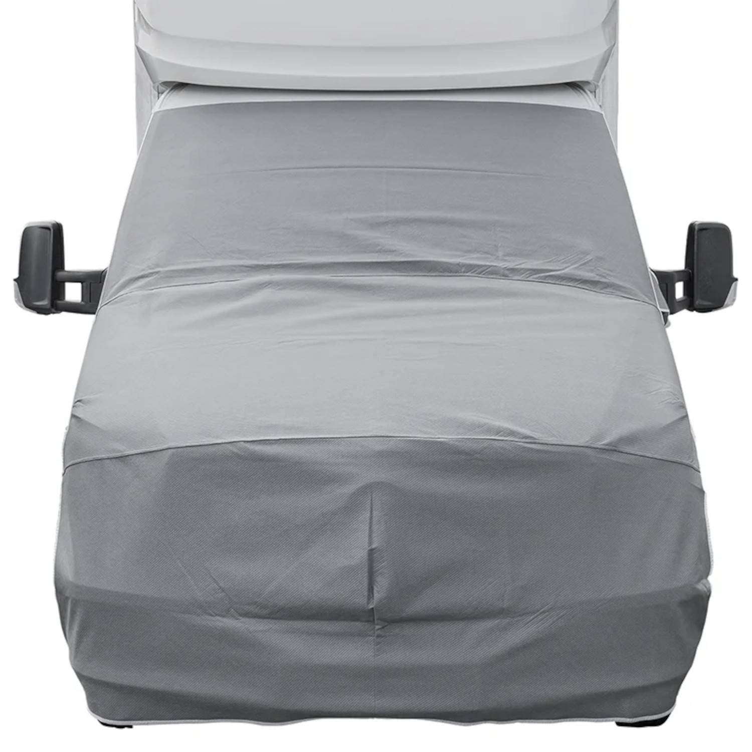 Ein Auto, das mit einer grauen Schutzabdeckung versehen ist, steht in einem Innenraum geparkt.