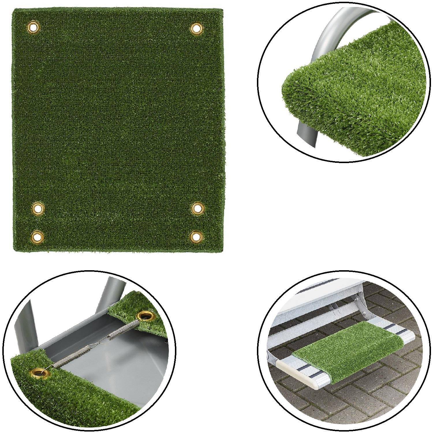 Künstliche Grasmatte mit Löchern an den Ecken zur Entwässerung. Kleinere Bilder zeigen die Matte, die eine Outdoor-Sitzbank und eine Basisschicht mit weiteren Löchern abdeckt.