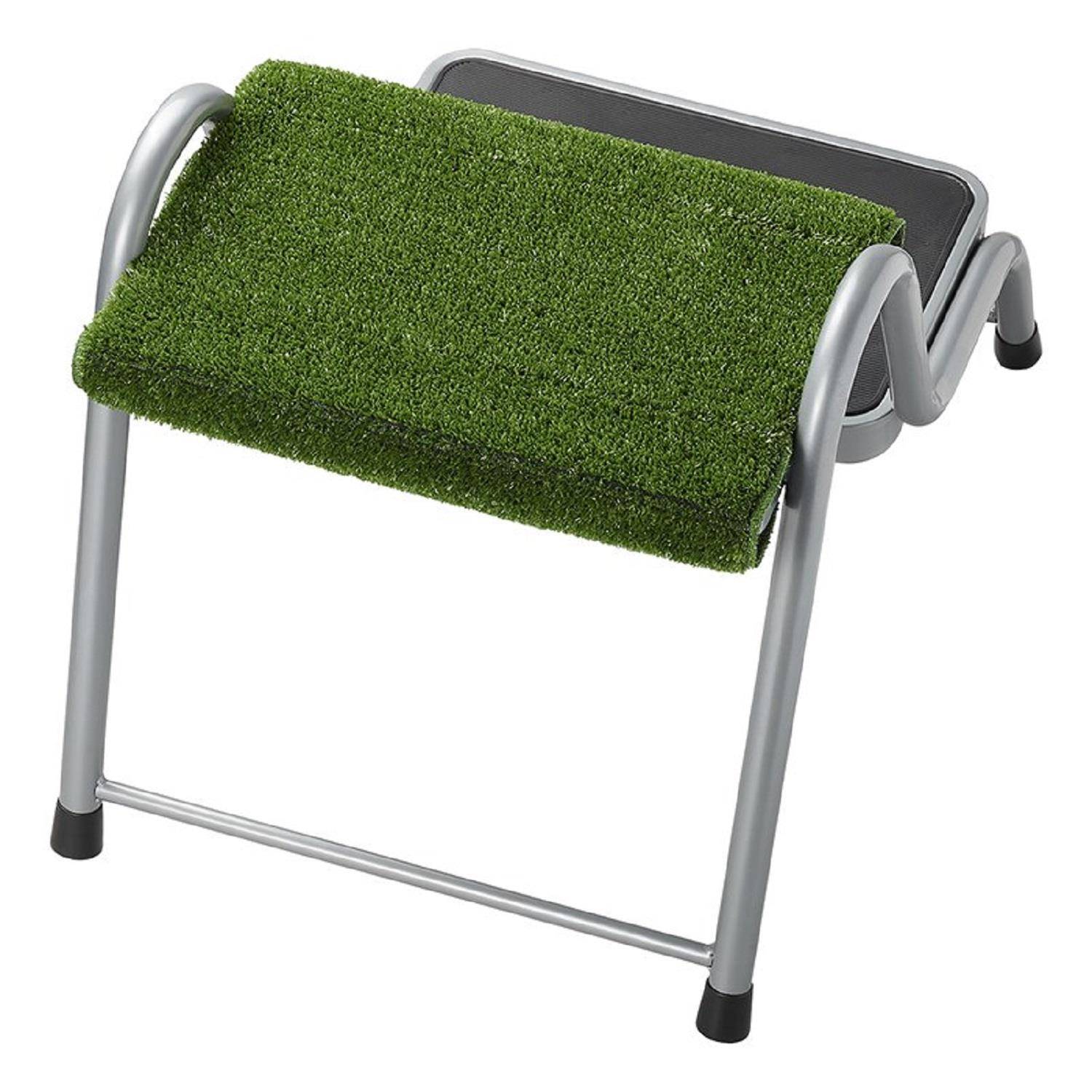 Ein kleiner Metalltaburett mit einer Oberfläche, die mit grünem künstlichem Gras bezogen ist, geeignet als charakteristischer Fußhocker oder Sitzmöglichkeit.