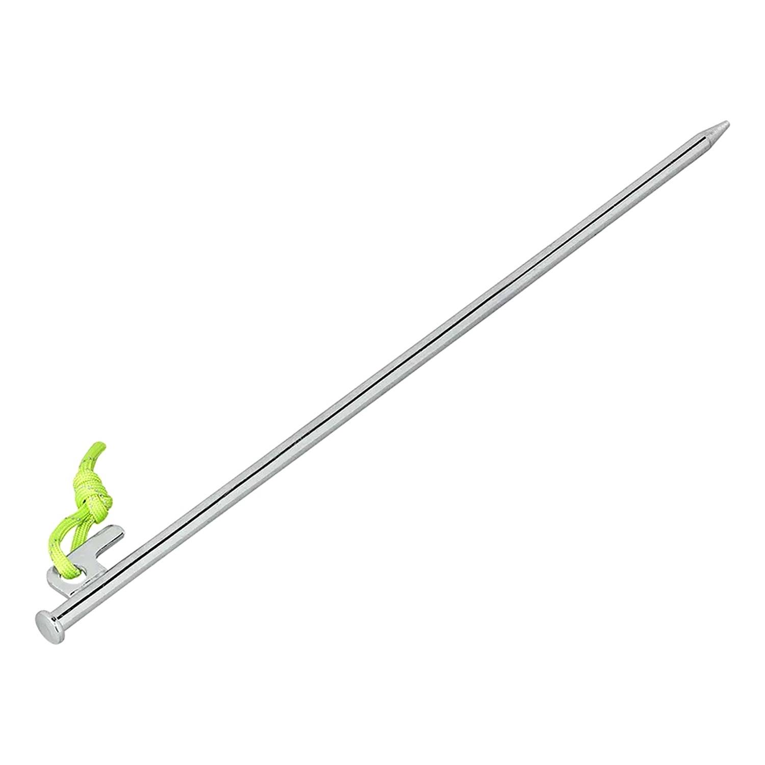 Ein langer, silberner Zeltheringe aus Metall mit einer angehängten, leuchtend grünen Zugschnur, der dazu dient, Zelte im Freien zu befestigen.