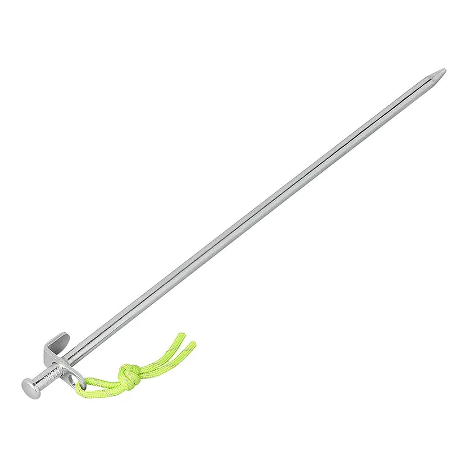 Ein Zeltheringe aus Metall mit einem Haken an der Spitze und einer auffällig gelben Schnur, der dazu dient, Zelte am Boden zu befestigen.