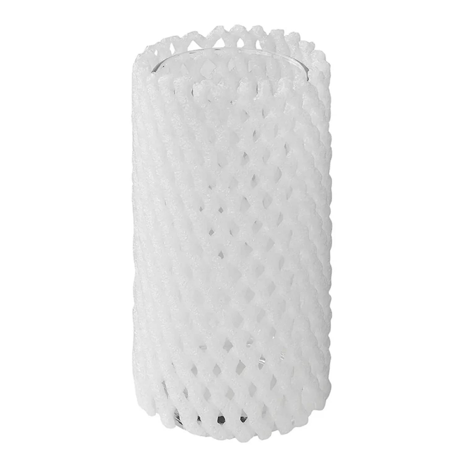 Eine durchsichtige Glasvase, die von einer weißen Schutzschaumhülle mit Rautenmuster umgeben ist.