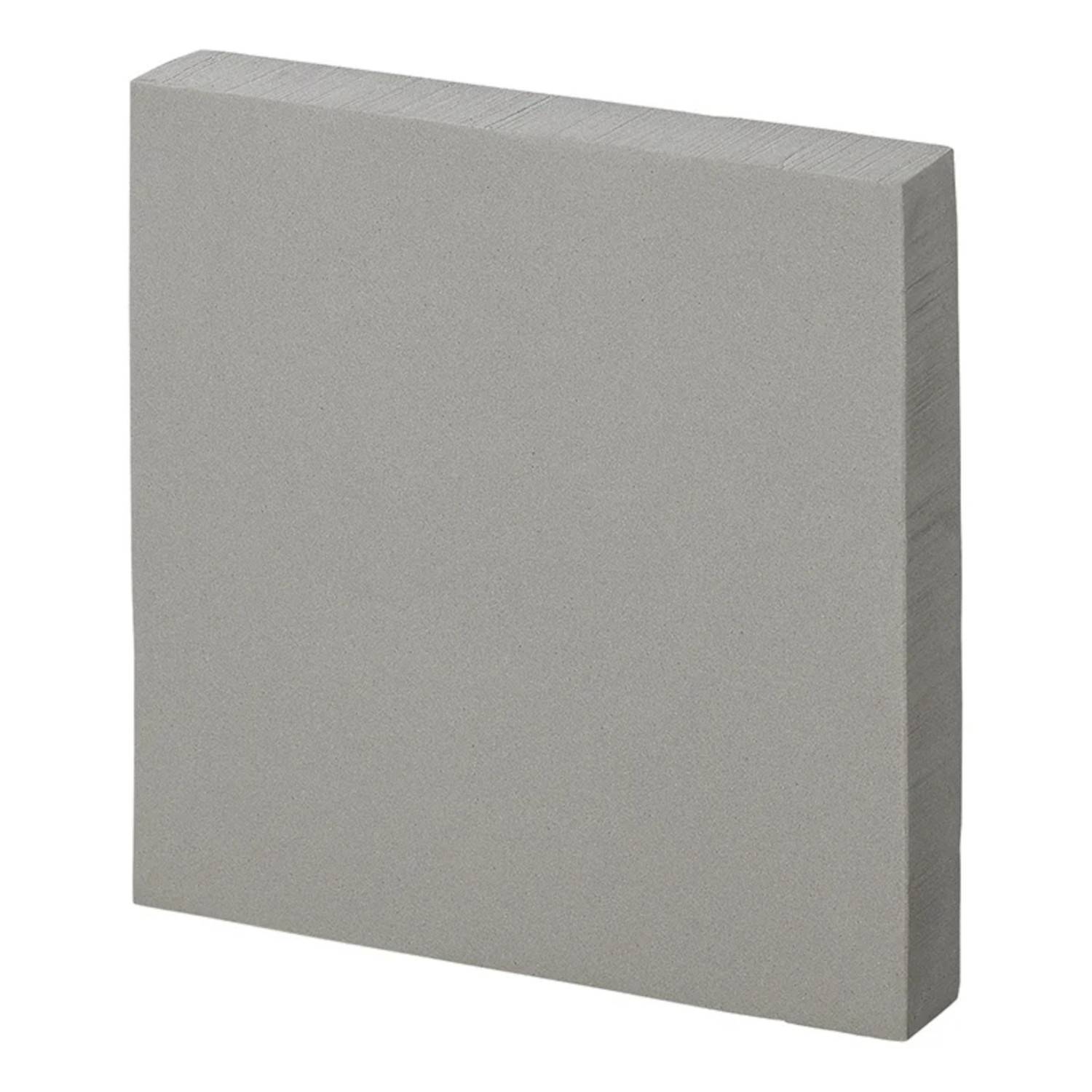 Ein quadratischer, hellgrauer Schaumstoffblock mit glatten Kanten, der häufig für Bastelarbeiten oder Blumengestecke verwendet wird.