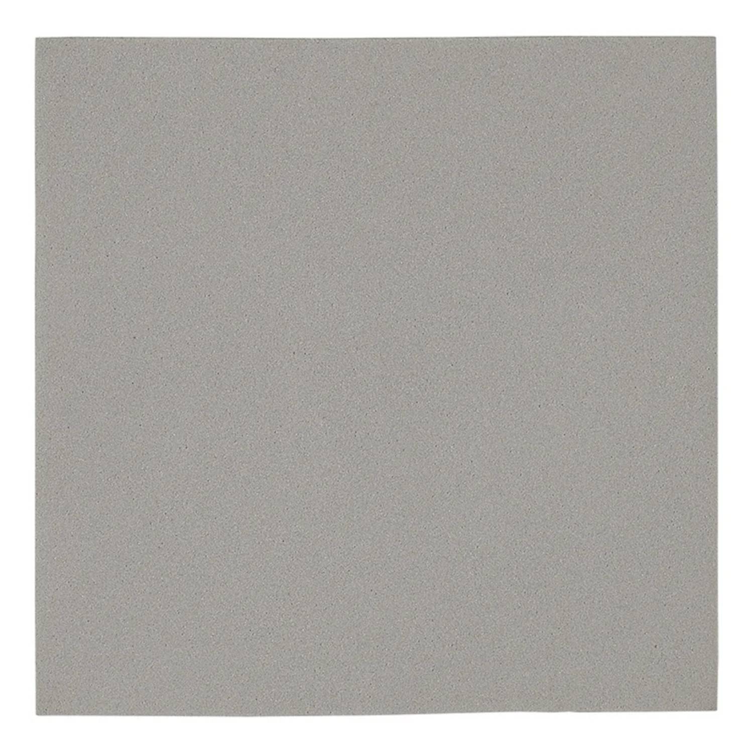 Ein quadratisches Blatt Schleifpapier mittlerer Körnung mit einer gleichmäßigen grauen Textur, das üblicherweise zum Glätten von Oberflächen verwendet wird.