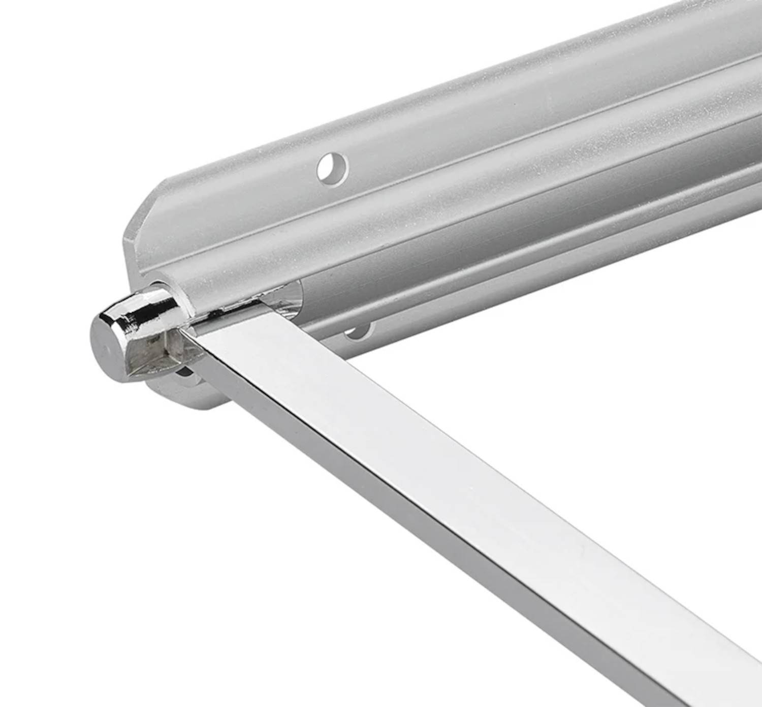 Eine silberne Schwenkarmvorhangstange, die an einer Wandhalterung befestigt ist und für flexible Bewegungen von Vorhängen konzipiert wurde.