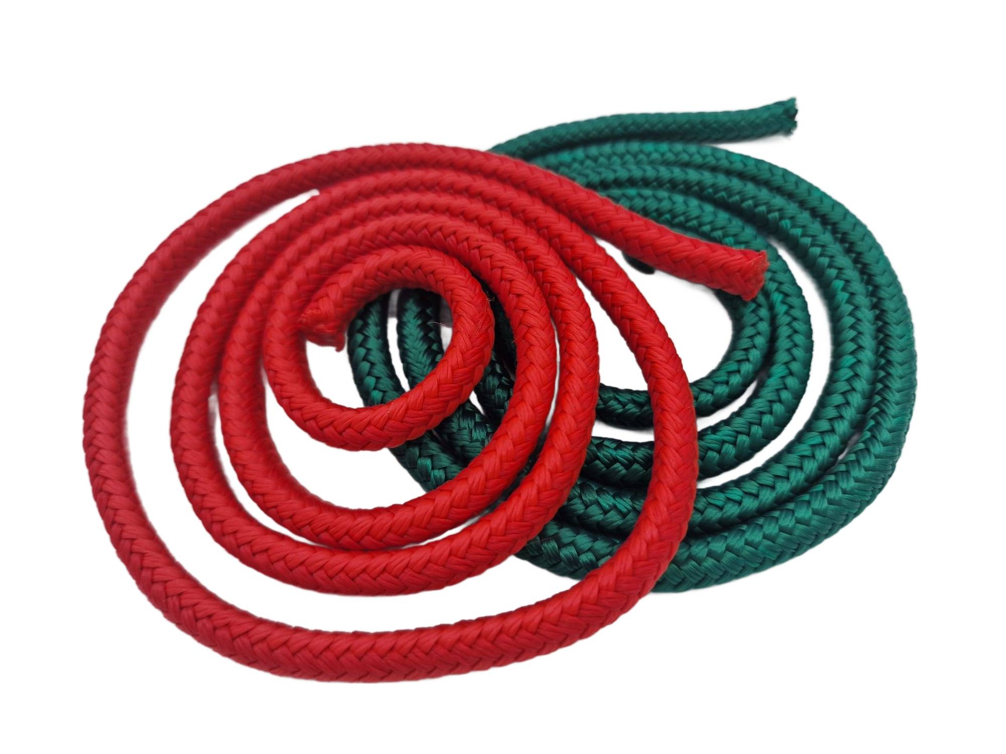 Rote und grüne Schnürsenkel, nebeneinander gewickelt, heben ihre Textur und Farbkontraste vor einem weißen Hintergrund hervor.