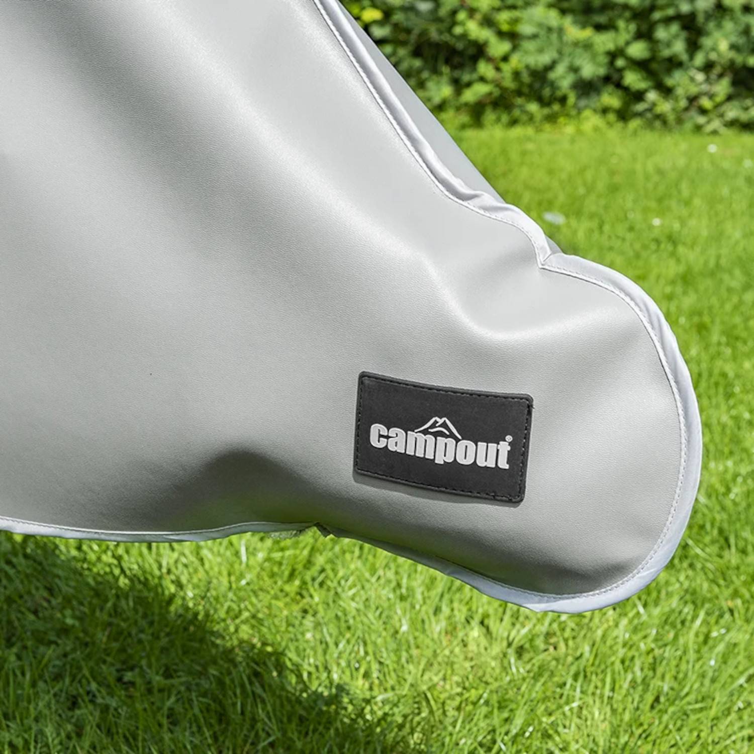 Eine graue, zeltförmige Abdeckung mit der Aufschrift 