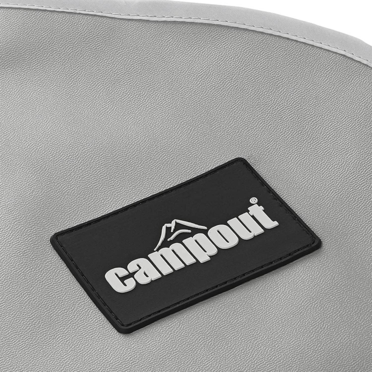 Ein grauer Stoff mit einem schwarzen Aufnäher, der ein Bergsymbol und das Wort 'Campout' in fetter Schrift zeigt, was auf ein Outdoor- oder Campingmotiv hindeutet.