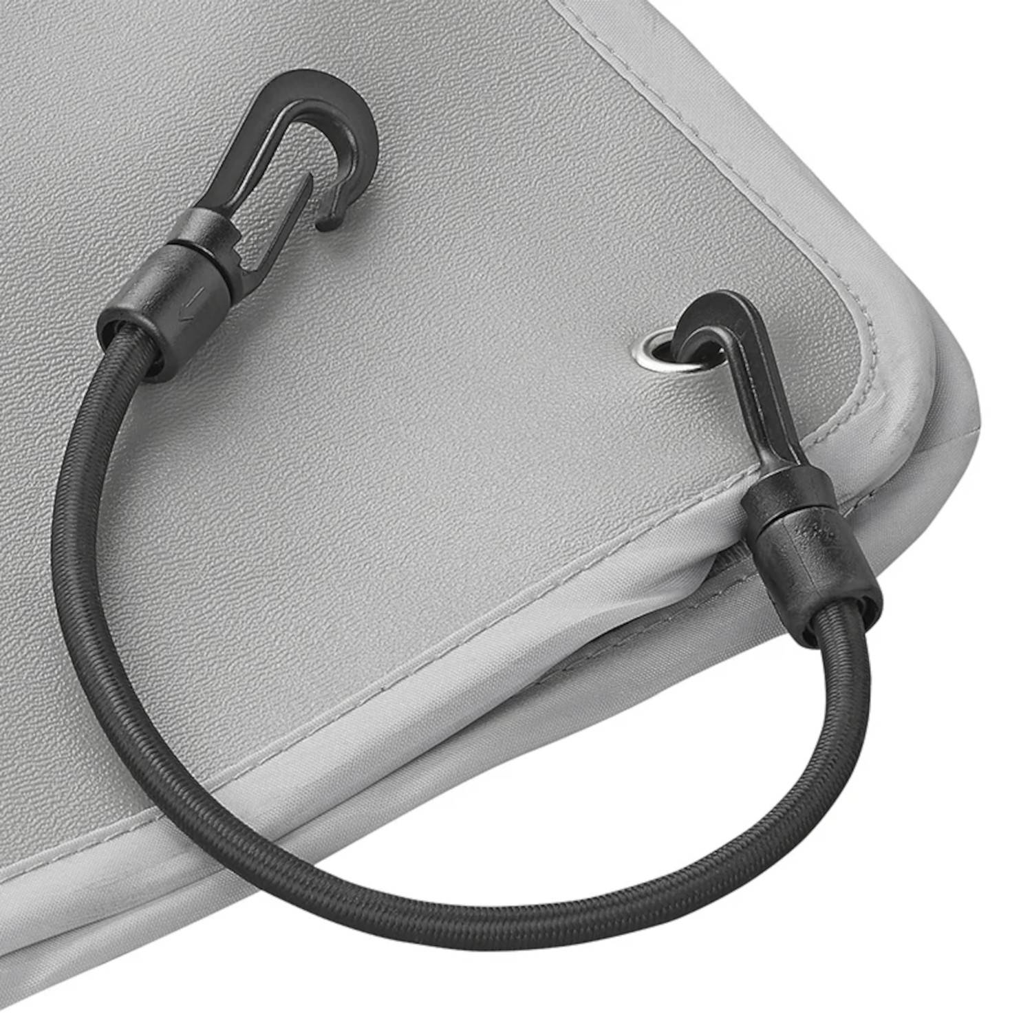 Nahaufnahme einer grauen Plane mit einem schwarzen Spanngummi, das zwei gehakte Enden an Metallösen aufweist.