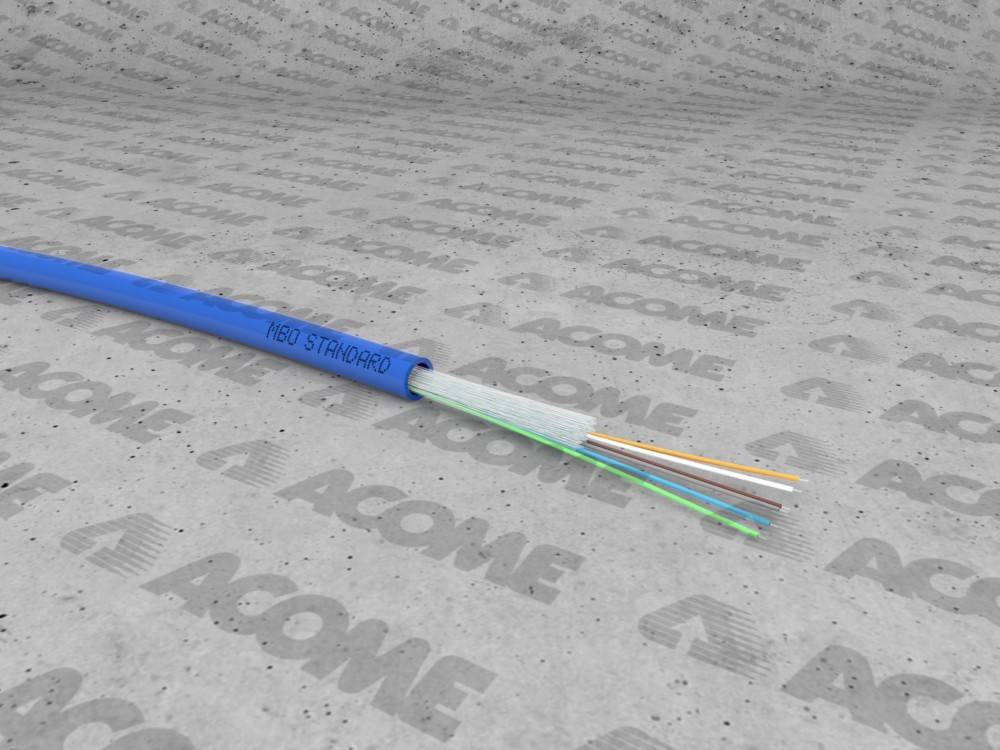 Nahaufnahme eines blauen ACOME Glasfaserkabels mit der Beschriftung ‚MEG STANDARD', das mehrere farbige Innenfasern aufweist, vor einem gemusterten Hintergrund.