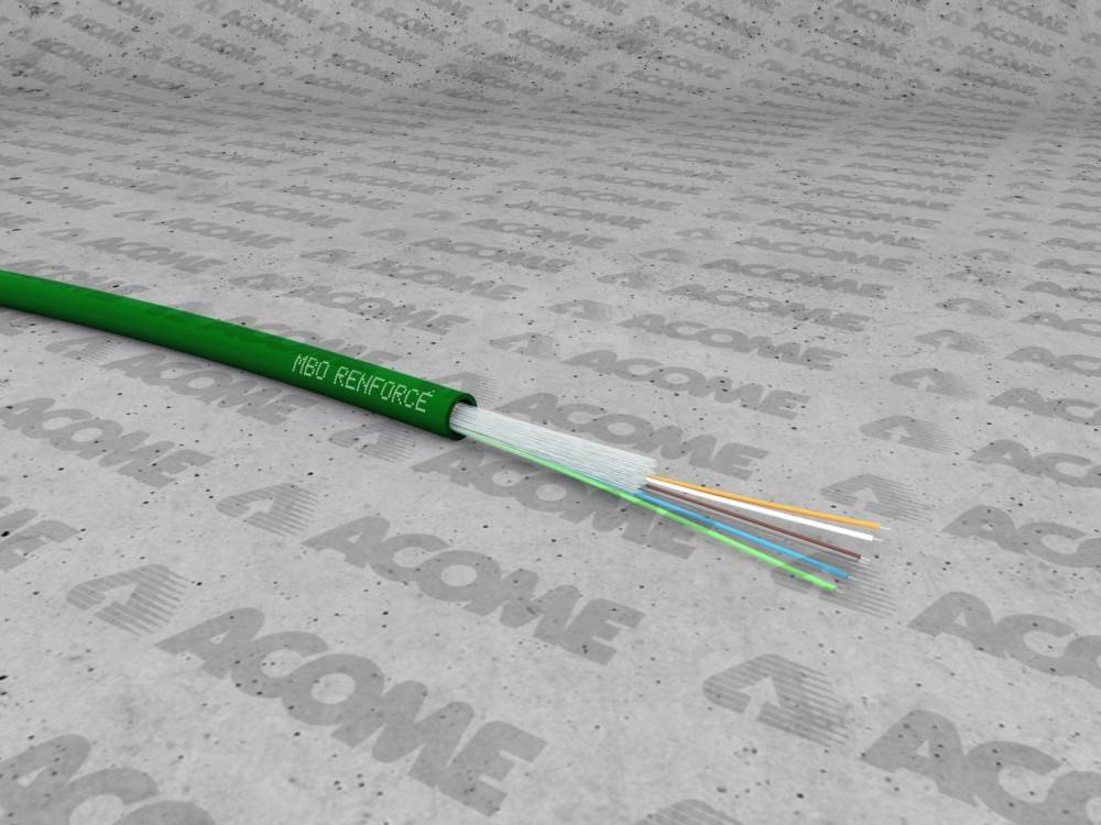 Ein grünes verstärktes Kabel mit freiliegenden bunten Drähten, beschriftet mit 'MBO REINFORCE', liegt auf einer gemusterten ACOME-Oberfläche.