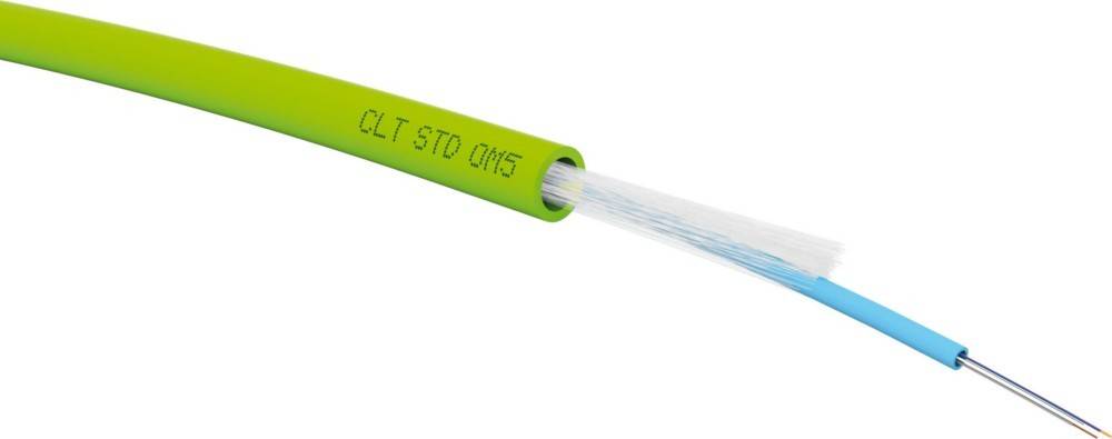 Ein grünes Glasfaserkabel mit der Markierung 'CLT STD OM5', das die innenliegenden Glasfaserstränge zeigt.