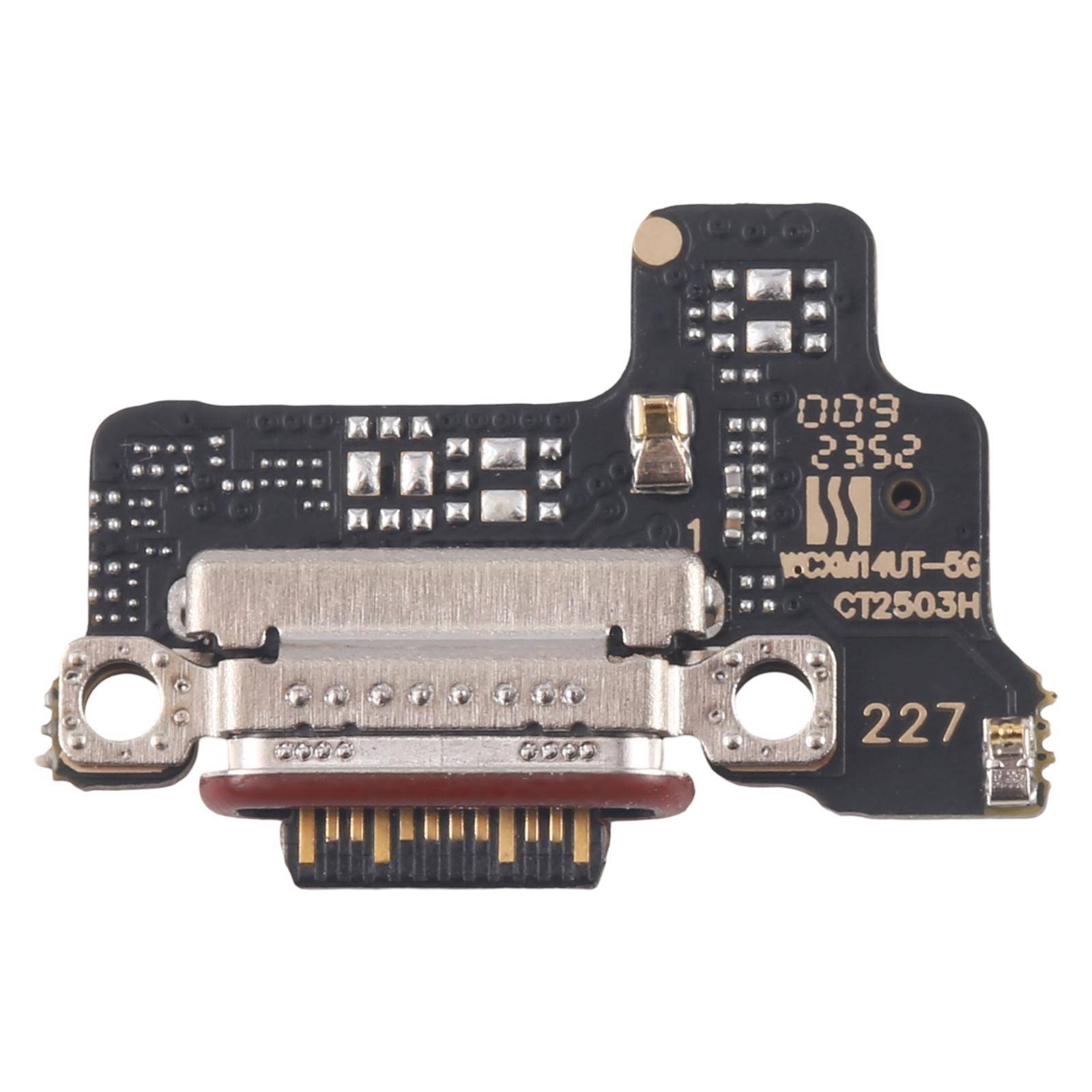 Eine Nahaufnahme eines kleinen Leiterplattenbauelements mit mehreren Pins und Anschlüssen, verwendet für die Montage elektronischer Geräte.