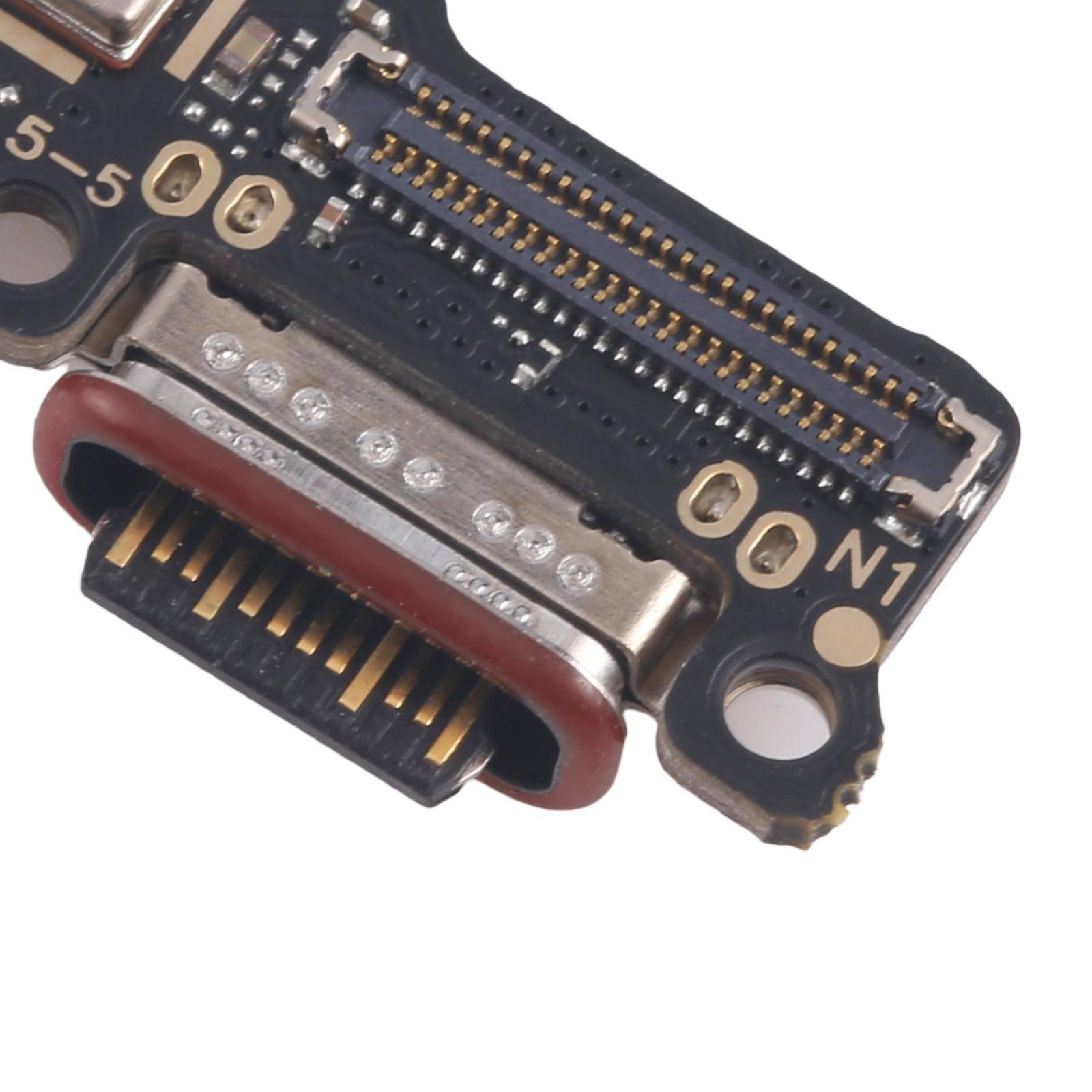 Ein USB-C-Ladeanschluss mit angeschlossener Leiterplatte, die Anschlüsse und Komponenten freilegt.