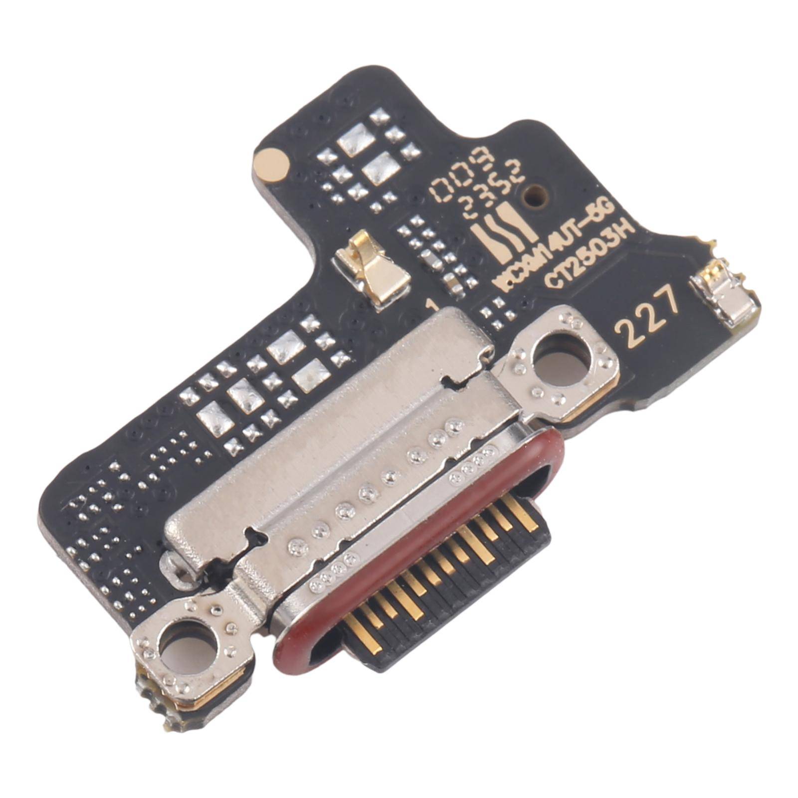 Eine kleine elektronische Leiterplatte mit einem USB-C-Anschluss und goldenen Kontakten, die als Komponente zum Laden und Datentransfer in Geräten verwendet wird.
