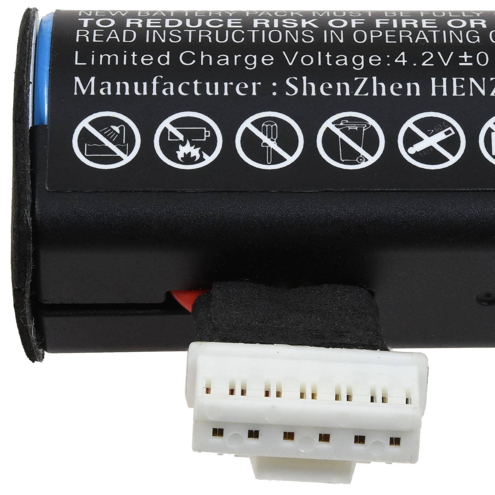 Eine Batterie mit Sicherheitsetiketten, einschließlich Symbolen für Recycling sowie Warnhinweisen vor Feuer, Hitze und Feuchtigkeit. Hersteller: ShenZhen HEN.