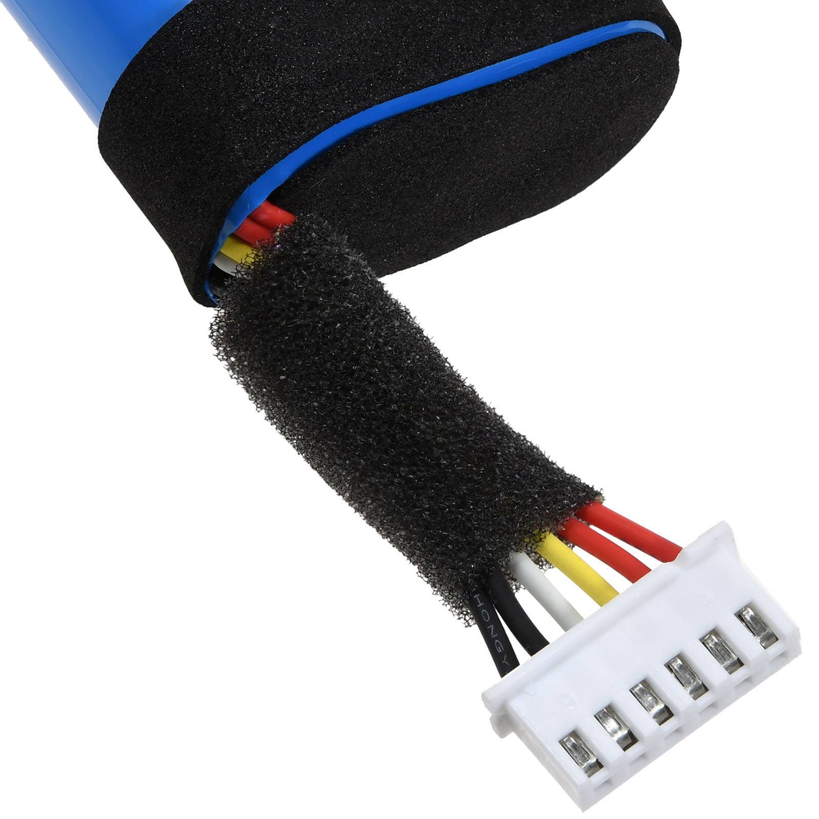 Eine kleine zylindrische Batterie mit schwarzer Abdeckung und blauen Details, die mit einem Bündel von mehrfarbigen Kabeln verbunden ist, die in einen weißen Stecker enden.