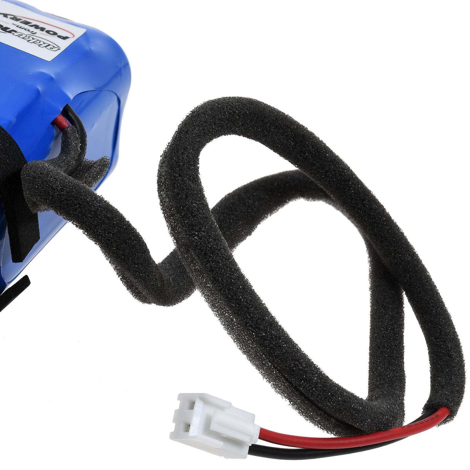 Ein Nahaufnahmebild einer blauen Batteriebox mit zwei schwarzen Kabeln, die in Schaumstoffisolierung gewickelt sind, und einem weißen Anschlussstecker.