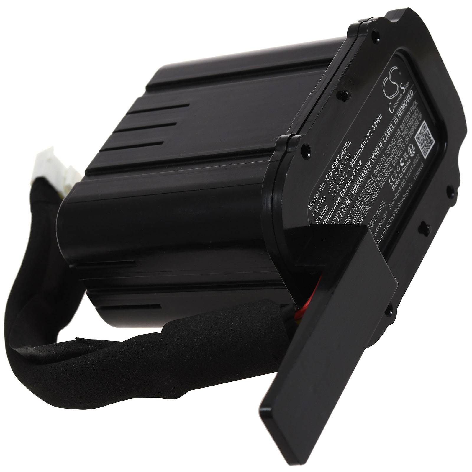 Ein schwarzes Batteriegerät mit einem Etikett, das Spezifikationen enthält, einschließlich eines QR-Codes. Es hat ein angeschlossenes Kabel mit einem abgedeckten Ende.