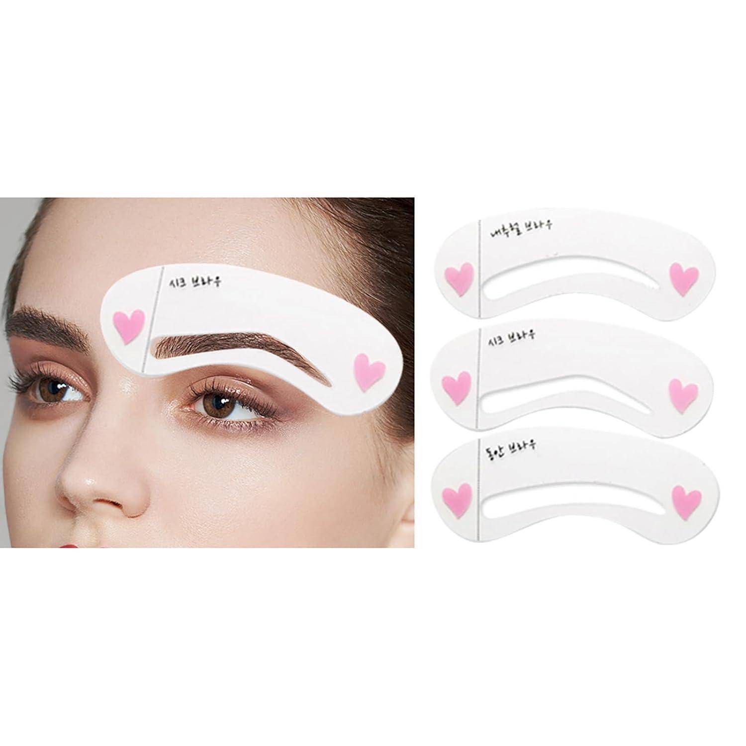 Ein Augenbereich einer Frau mit Augenbrauenschablonen; zeigt verschiedene Augenbrauenformen für die Make-up-Anwendung mit Herzdesigns.
