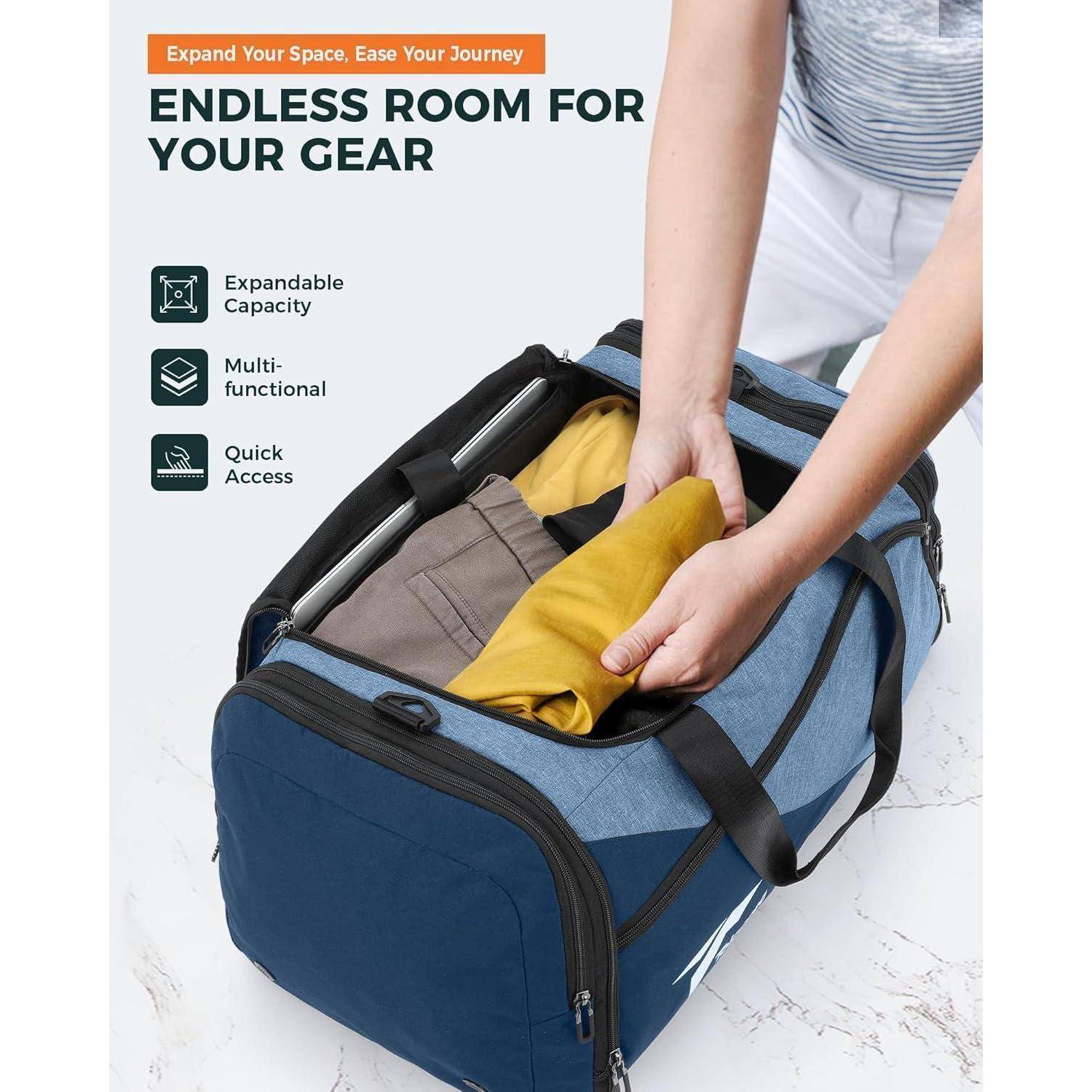 Eine Person, die Kleidung in eine große blaue Reisetasche mit erweiterbarer Kapazität, multifunktionaler Nutzung und schnellem Zugriffssystem packt.