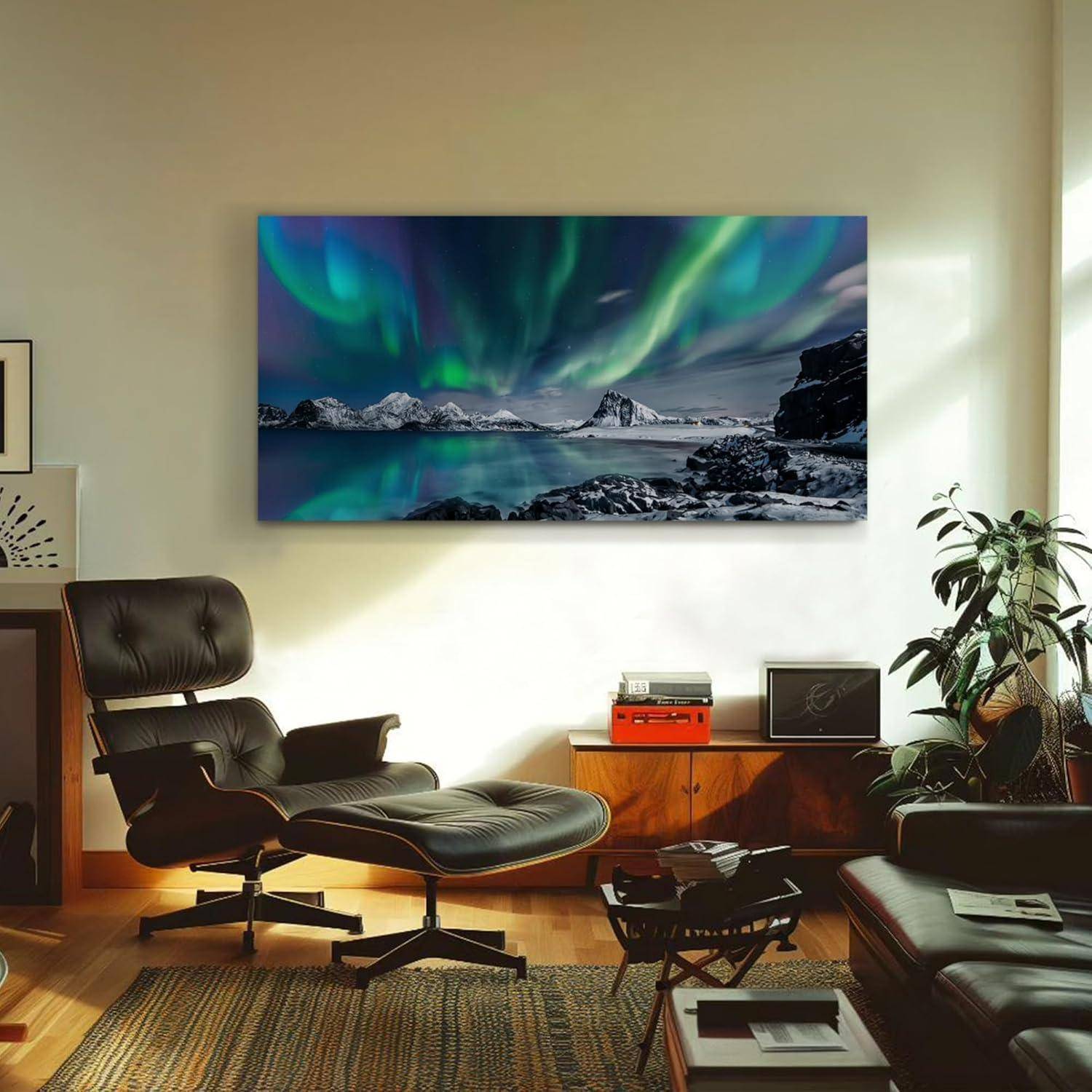Ein gemütliches Wohnzimmer mit einem Sessel, einem Couchtisch und einem großen an der Wand montierten Foto einer lebhaften Nordlichter-Landschaft über einer verschneiten Szenerie.