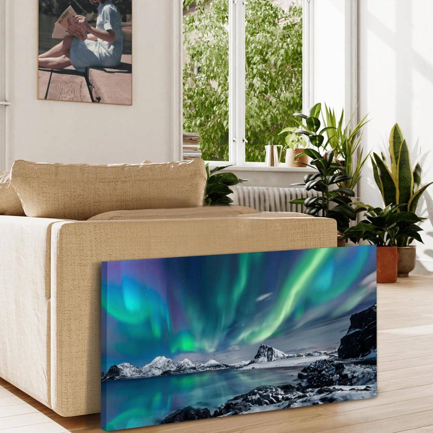 Ein gemütliches Wohnzimmer präsentiert ein beiges Sofa, Pflanzen am Fenster und eine lebendige Leinwand der Nordlichter über einer bergigen Landschaft.