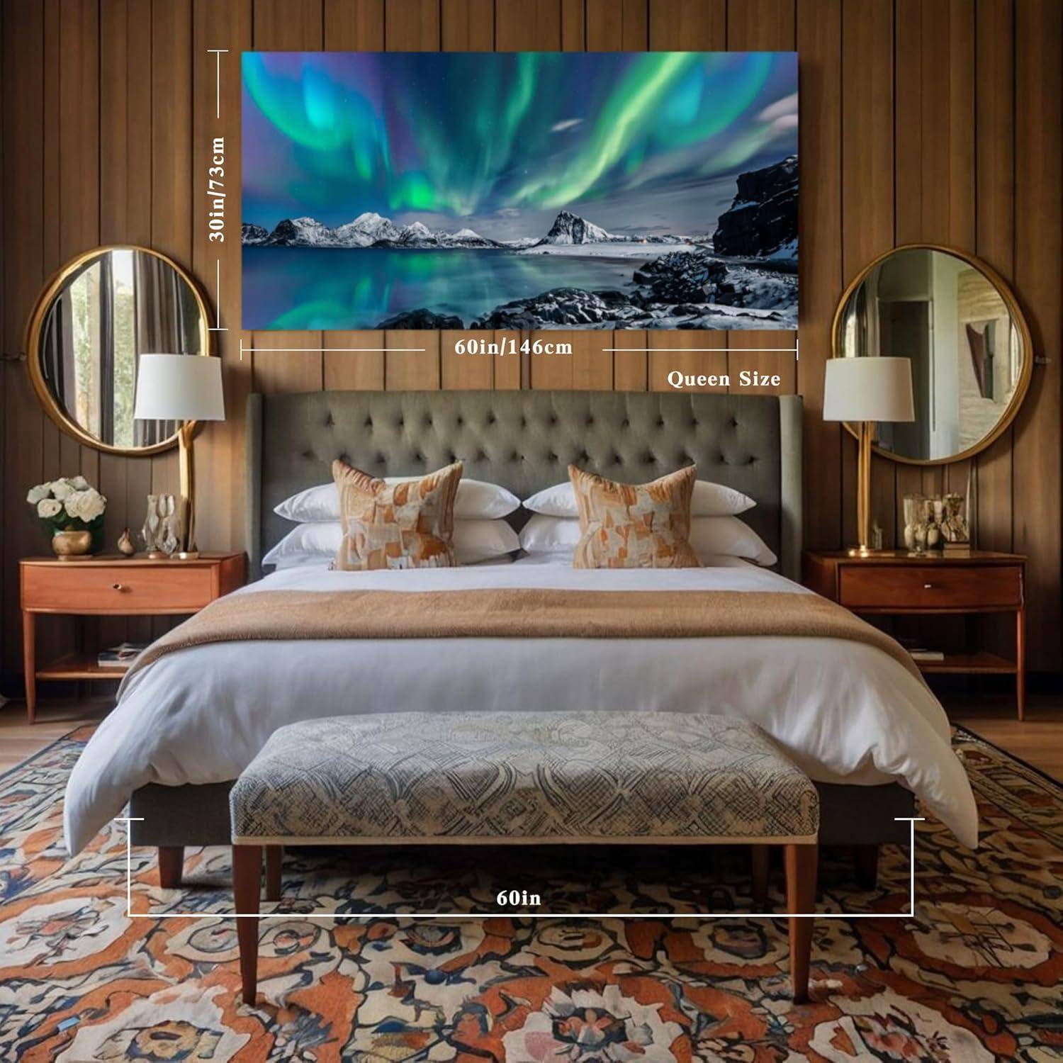 Ein Schlafzimmer mit einem Queensize-Bett, zwei runden Spiegeln, Holzwänden und einem großen Gemälde der Nordlichter über dem Bett.
