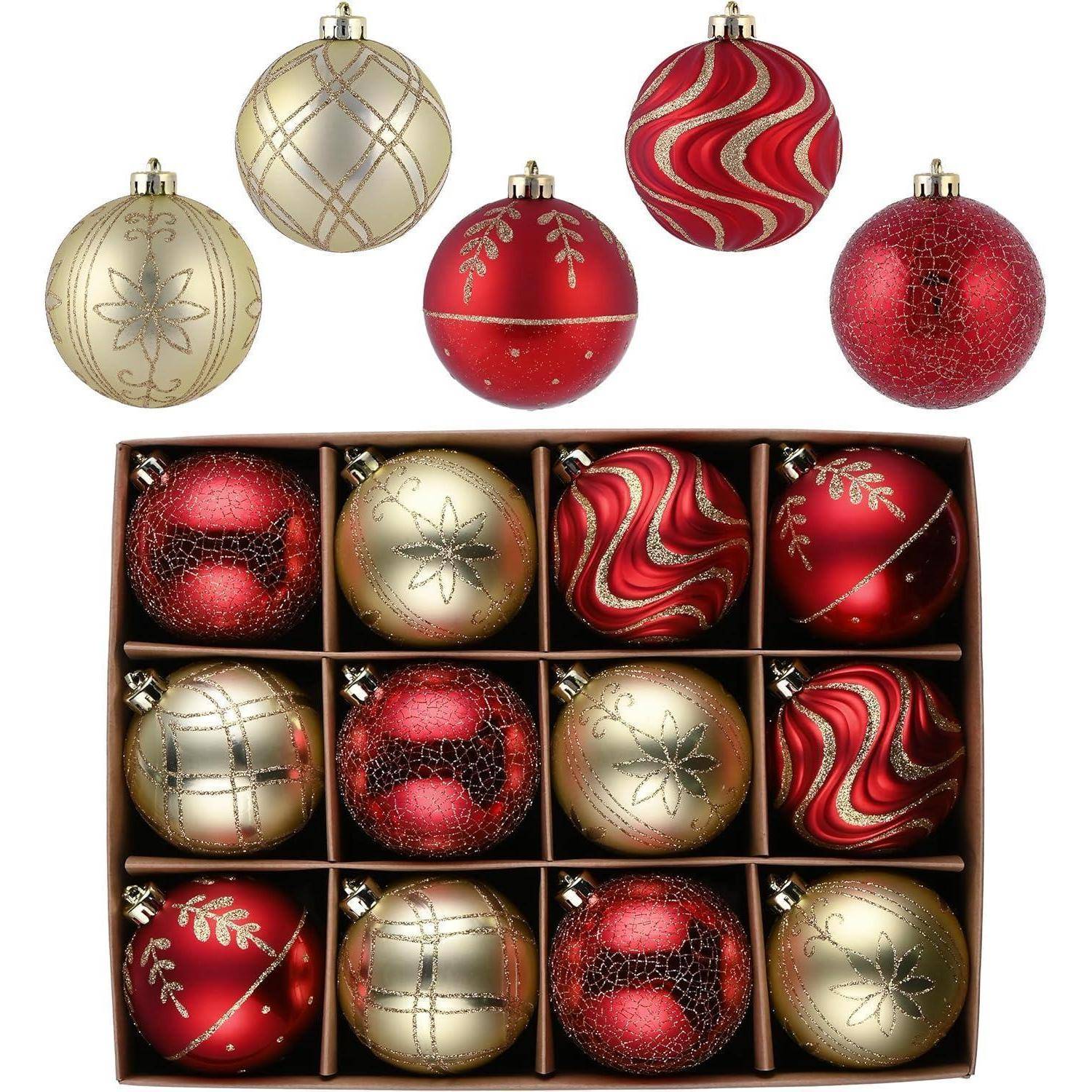 Eine Schachtel mit sortierten Weihnachtsbaumschmuck, bestehend aus goldenen und roten Kugeln mit verschiedenen Texturen und Mustern wie Spiralen und Sternen.