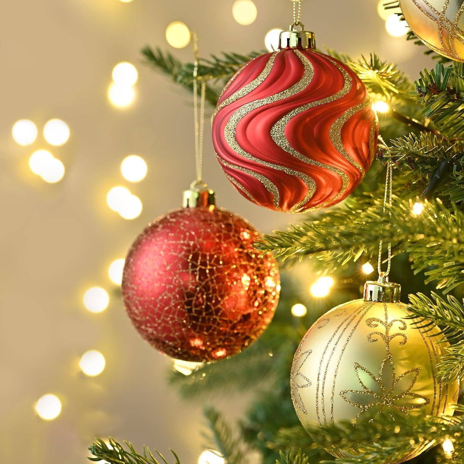 Rote, goldene und glitzernde Weihnachtsornamente hängen an einem Baum mit verschwommenen leuchtenden Lichtern im Hintergrund und schaffen eine festliche Atmosphäre.
