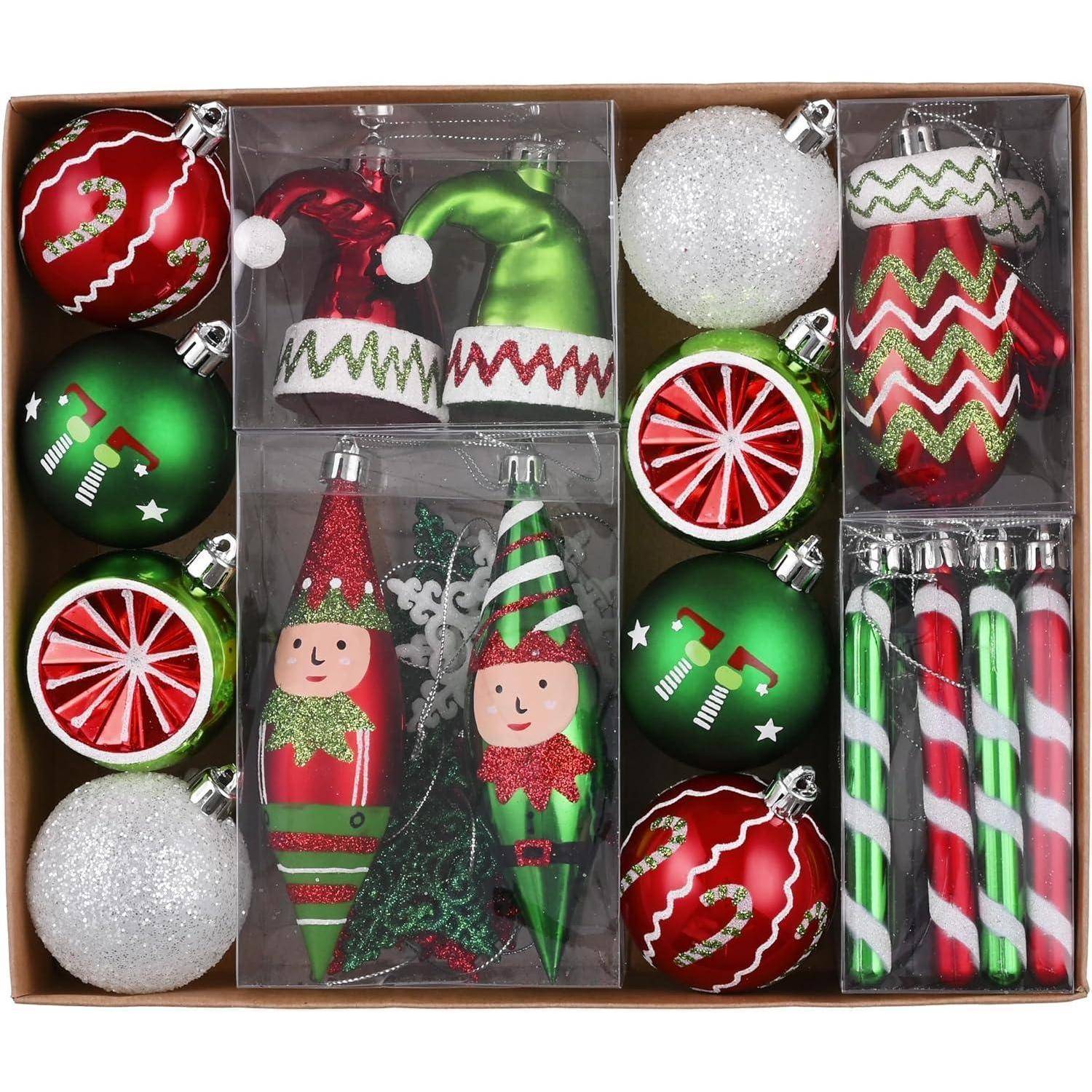 Eine Schachtel mit verschiedenen Weihnachtsschmuck in den Farben Rot, Grün und Weiß mit Motiven wie Zuckerstangen, Weihnachtsbäumen und Elfenfiguren.