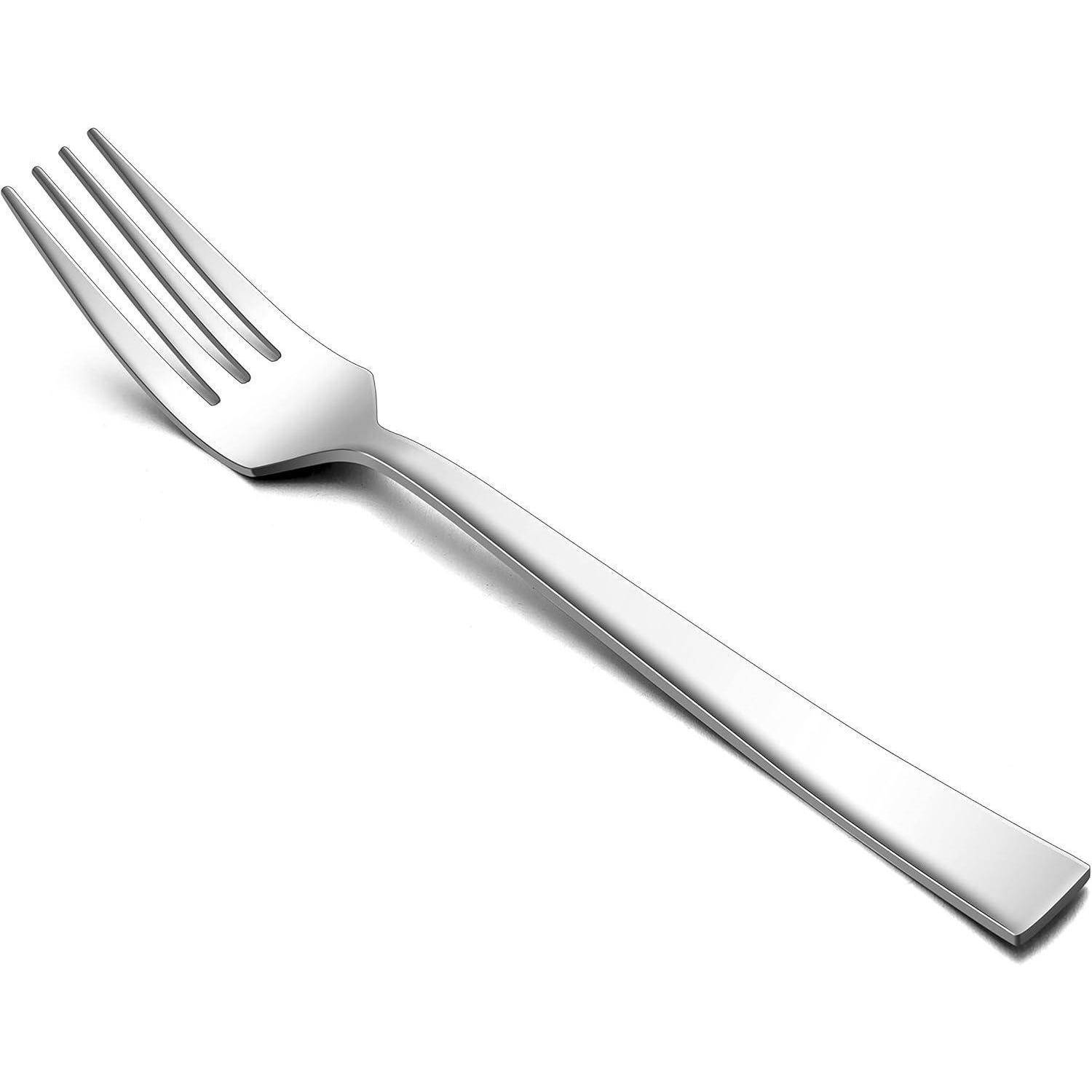 Eine glänzende Gabel aus Edelstahl mit vier Zinken liegt diagonal auf einem einfarbigen weißen Hintergrund und präsentiert ihr schlankes und poliertes Design.