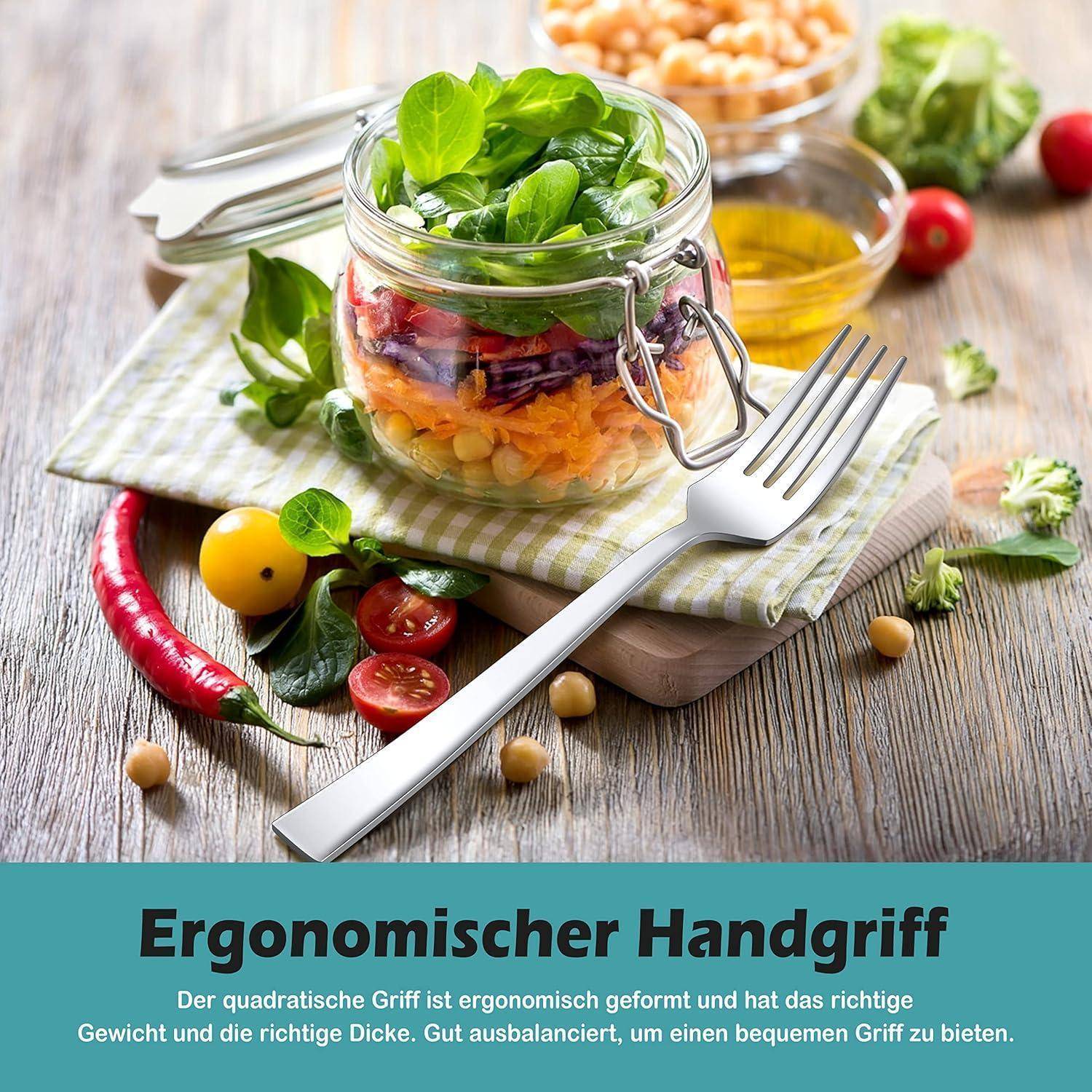 Eine Tischdeckung mit einer Gabel und einem Salatglas, das Kichererbsen, Spinat und Tomaten enthält. Ein Faltblatt hebt das ergonomische Griffdesign der Gabel hervor.