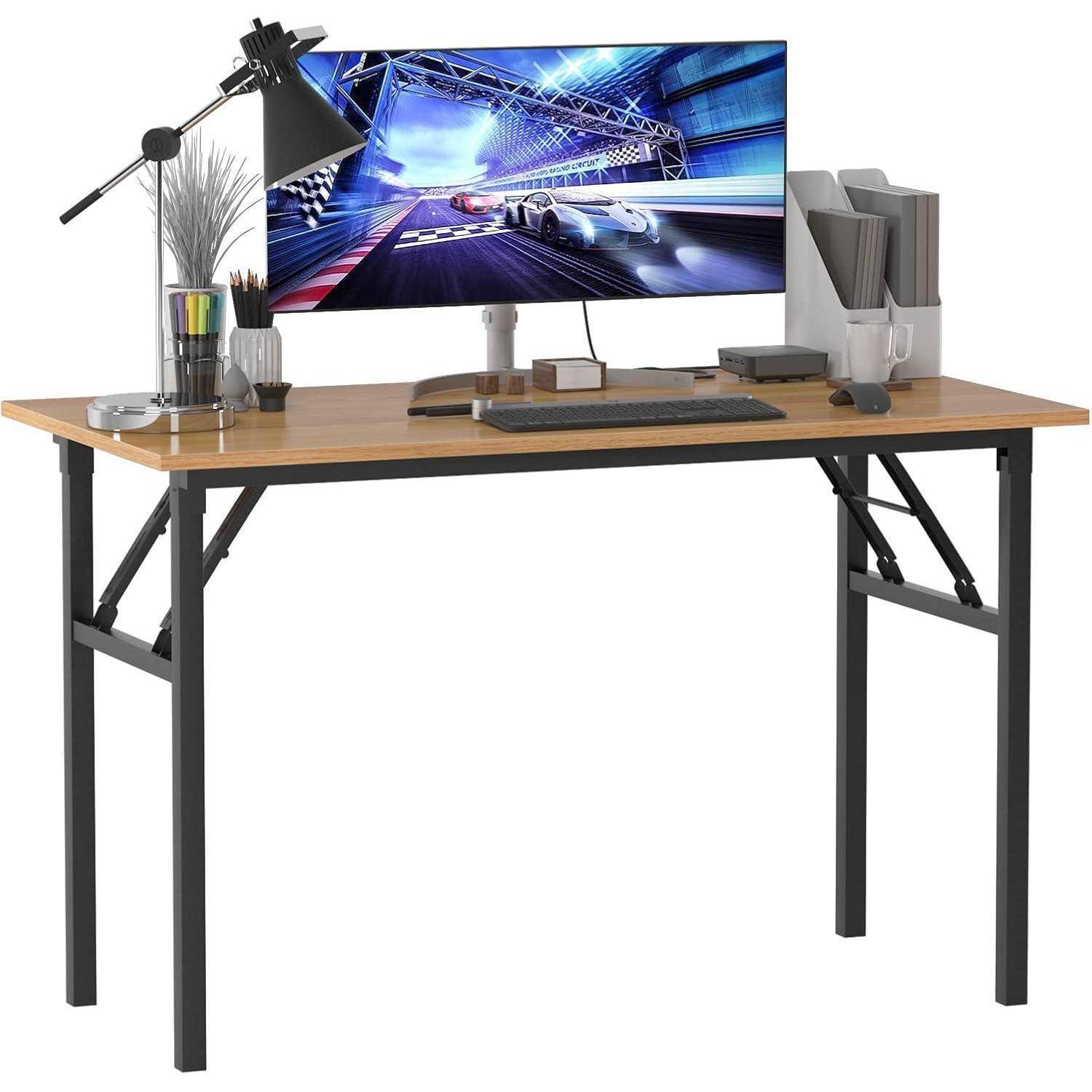 Eine elegante Schreibtischeinrichtung mit einem großen Monitor, auf dem ein Rennspiel läuft, einer modernen Lampe, Schreibwaren und ordentlich sortierten Büromaterialien auf einem Holzschreibtisch.