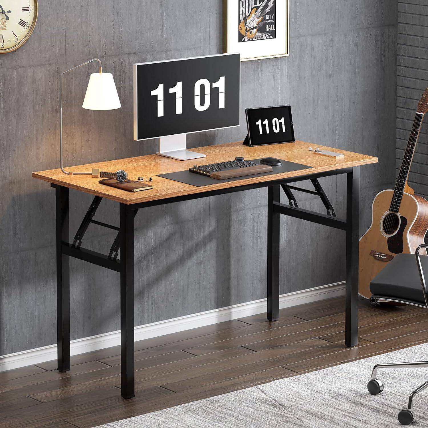 Ein moderner Schreibtisch mit einem Computer, auf dem '11:01' angezeigt wird, einer Lampe, einem Notizbuch und einer Gitarre in der Nähe. Gemütliche Arbeitsplatzatmosphäre.