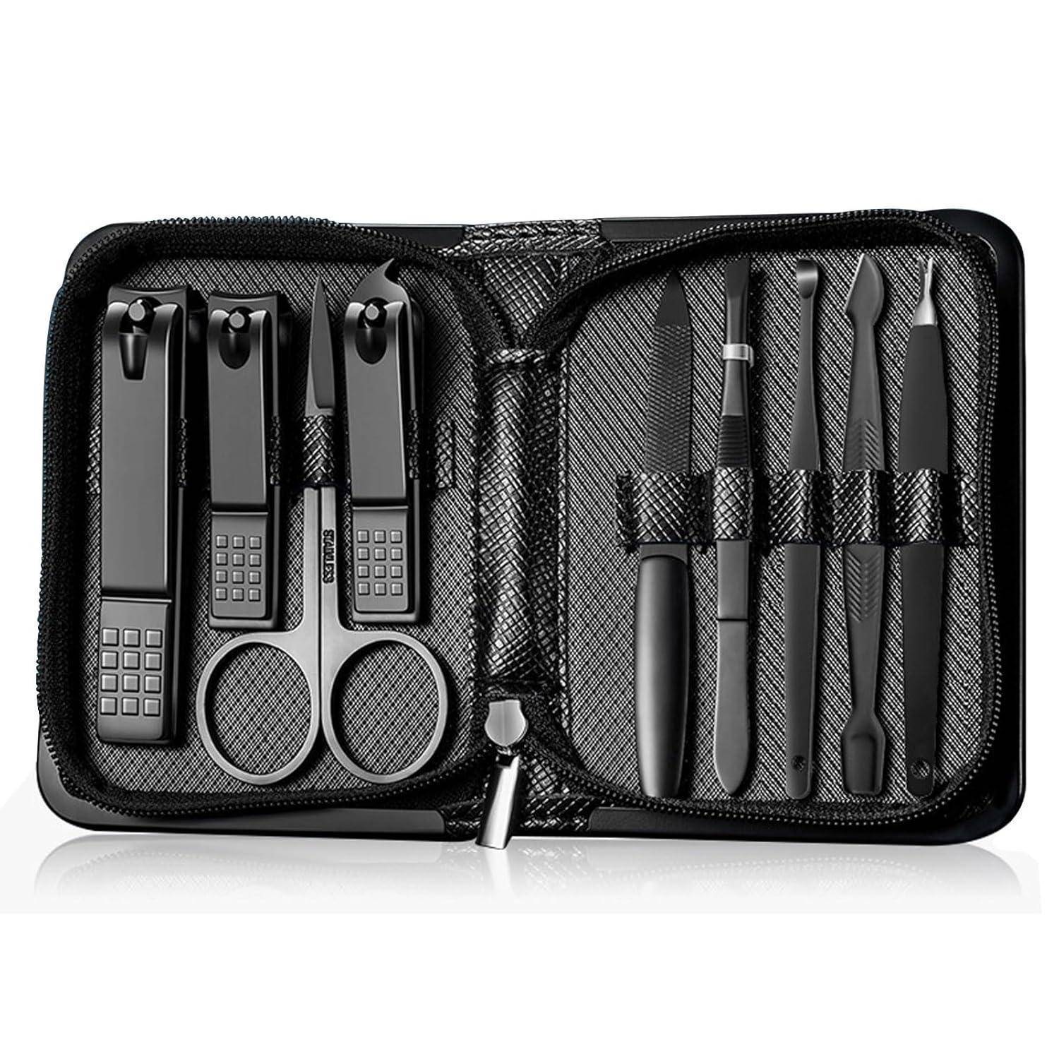 Schwarzes Maniküre-Set mit Nagelknipser, Schere, Feile und Nagelhautentfernungswerkzeugen, ordentlich in einer Reißverschlusstasche angeordnet.