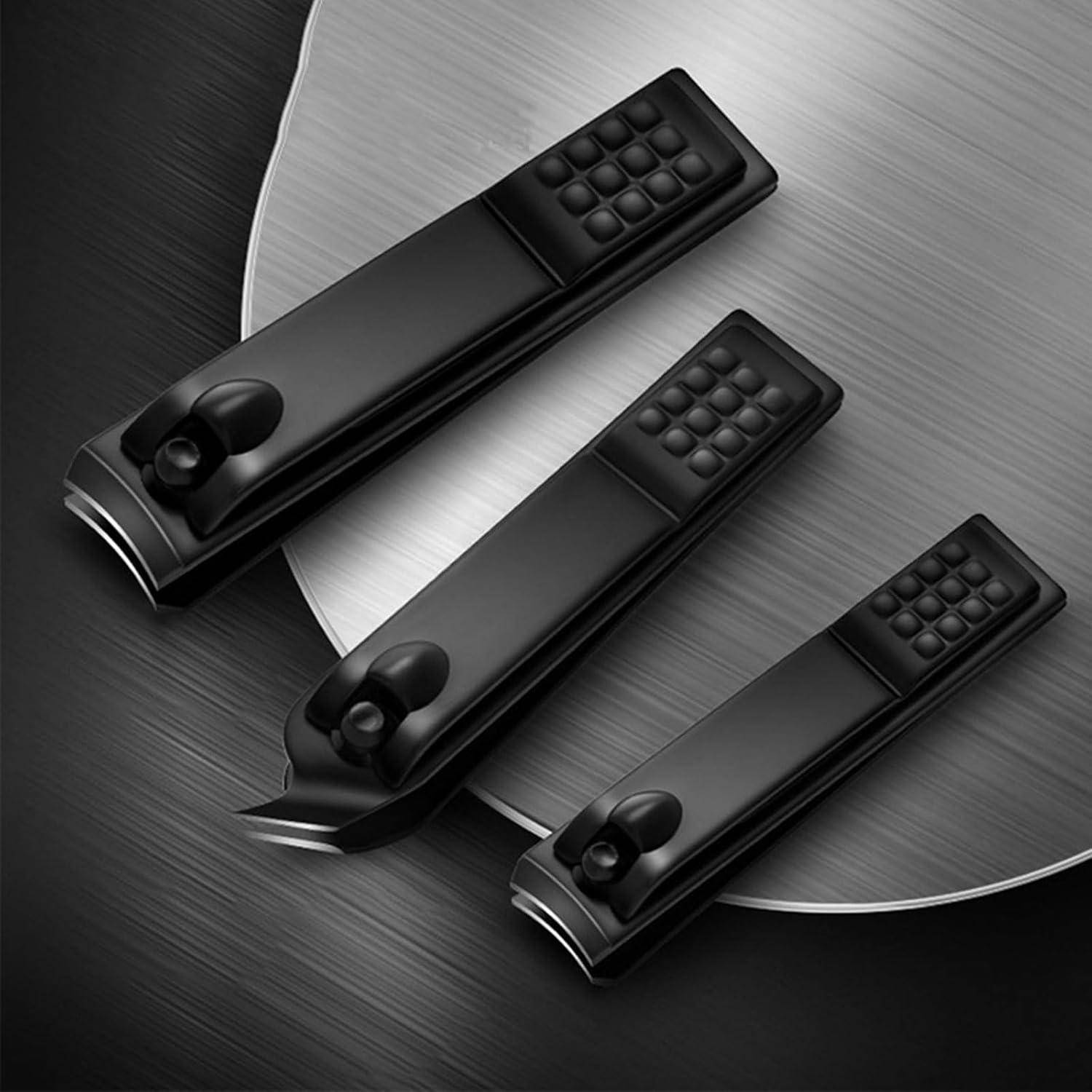 Ein Set von drei schwarzen Nagelscheren in unterschiedlichen Größen, die auf einer metallischen Oberfläche angeordnet sind und ihr schlankes Design und ergonomischen Griff präsentieren.