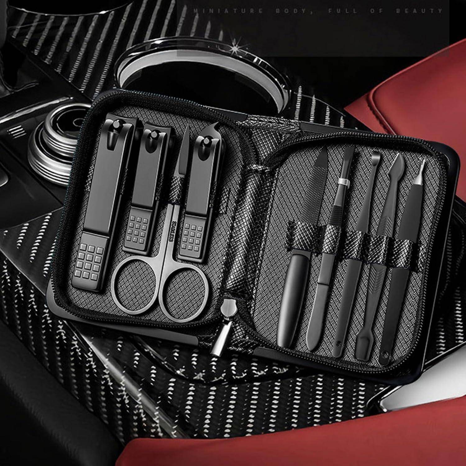 Schwarzes Maniküre-Set mit verschiedenen Pflegeutensilien, in einem strukturierten Etui auf einem stilvollen rot-schwarzen Autositz präsentiert.
