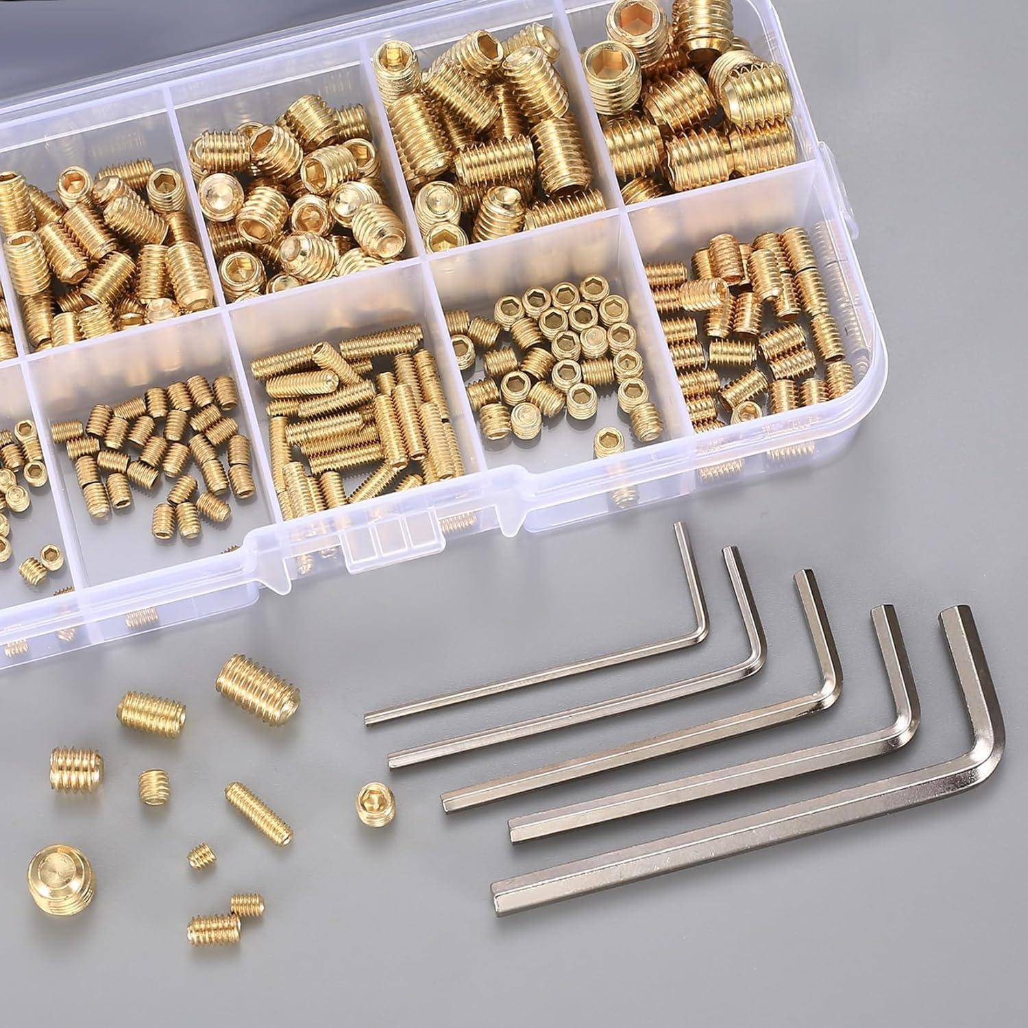 Goldene Messinggewindeeinsätze, sortiert in einer transparenten Aufbewahrungsbox, mit fünf Sechskantschlüsseln daneben auf einer hellgrauen Oberfläche.
