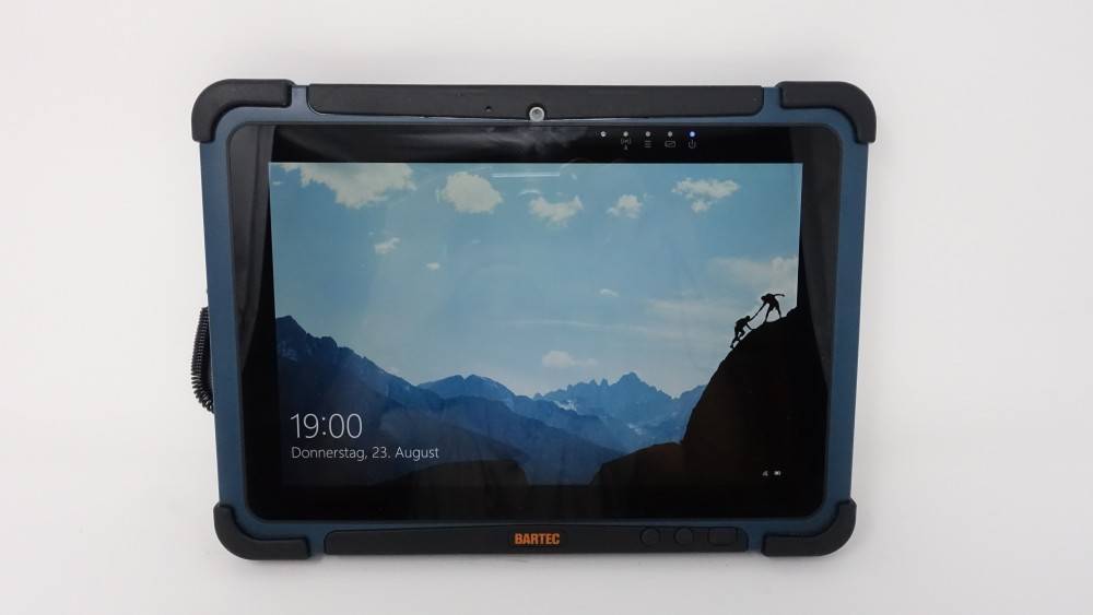 Ein robustes Tablet zeigt eine Berglandschaft als Hintergrund mit der Silhouette eines Radfahrers, datiert ‚Donnerstag, 23. August', mit der Uhrzeit 19:00.