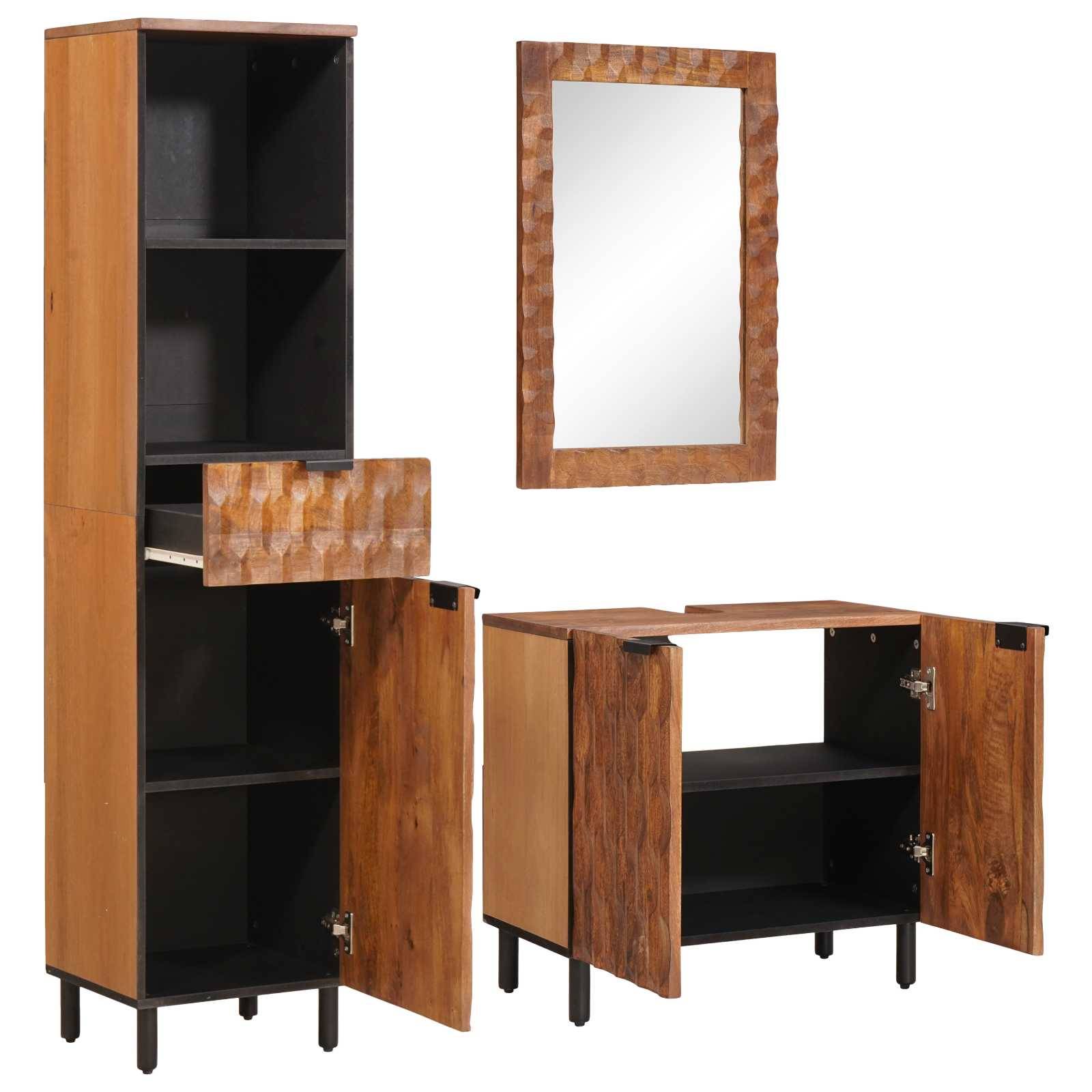Holzmöbel-Set für das Badezimmer mit einem hohen Schrank, einem Spiegel und einem Waschbeckenunterschrank mit offenen Türen, das Stauraummöglichkeiten präsentiert.
