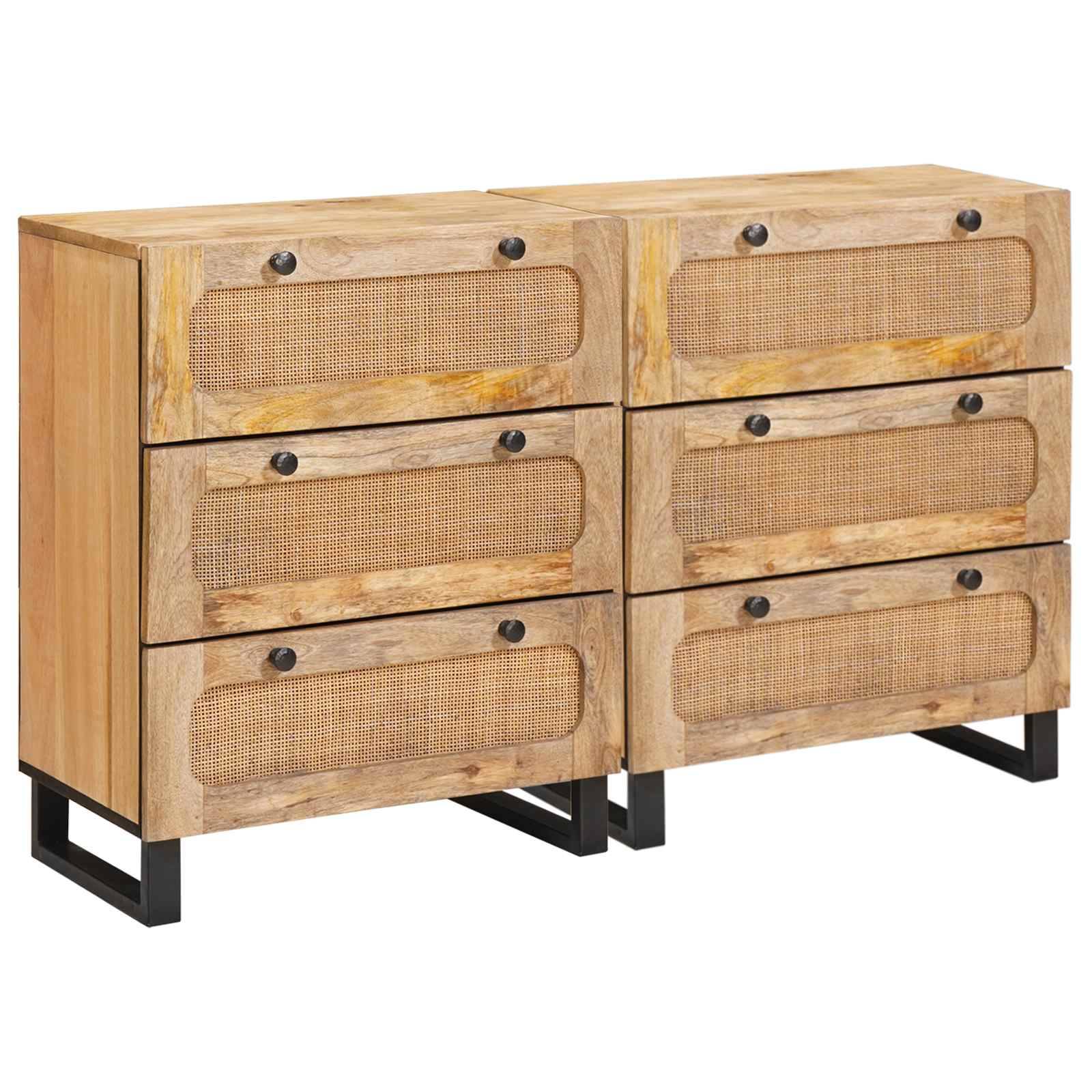 Ein Holzsideboard mit sechs Schubladen, deren Fronten aus geflochtenem Rattan gefertigt und mit schwarzen Metallgriffen versehen sind, und das auf schwarzen Metallbeinen steht.