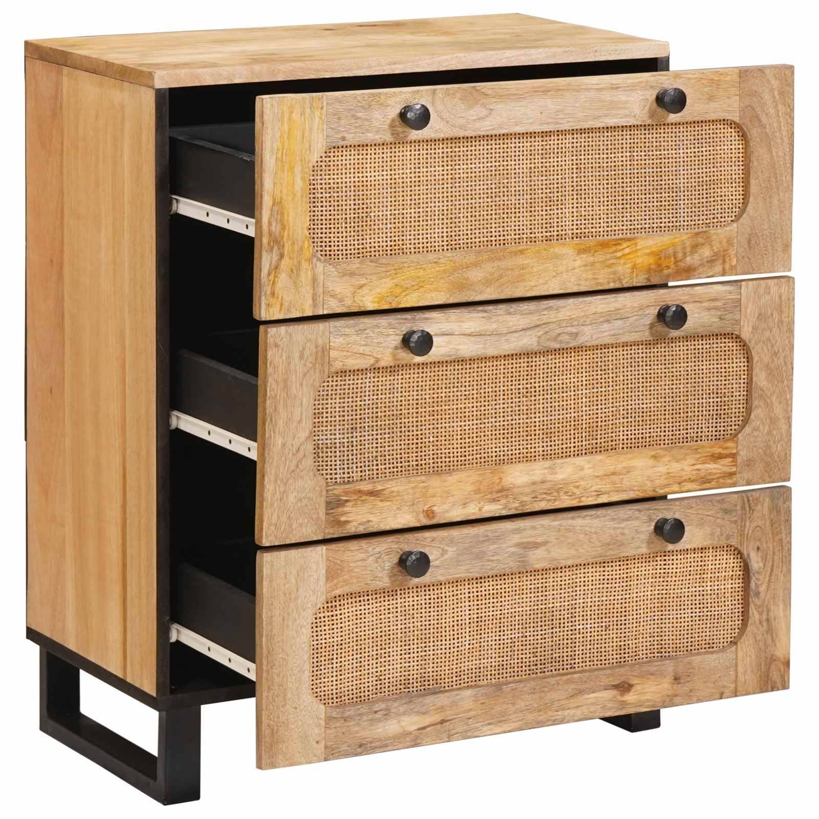 Ein Holzschrank mit drei offenen Schubladen, die Fronten aus geflochtenem Rattan und schwarze Griffe haben, auf einem schwarzen Metallgestell stehend.