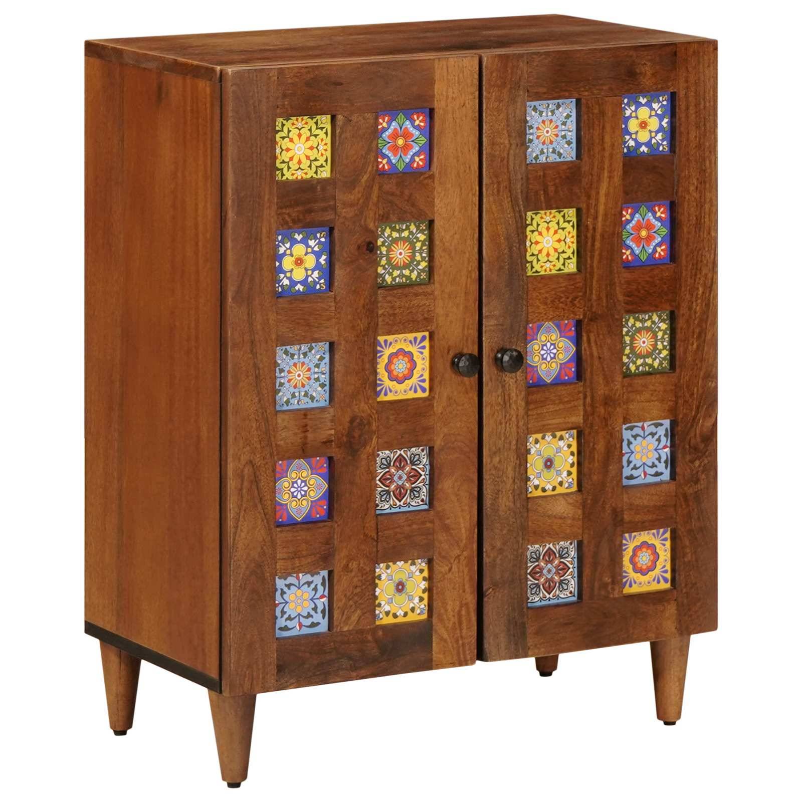 Ein Holzschrank mit bunten Zierfliesen an den Türen, der auf vier kurzen Beinen steht. Ideal, um einem Raum einen lebendigen Akzent zu verleihen.